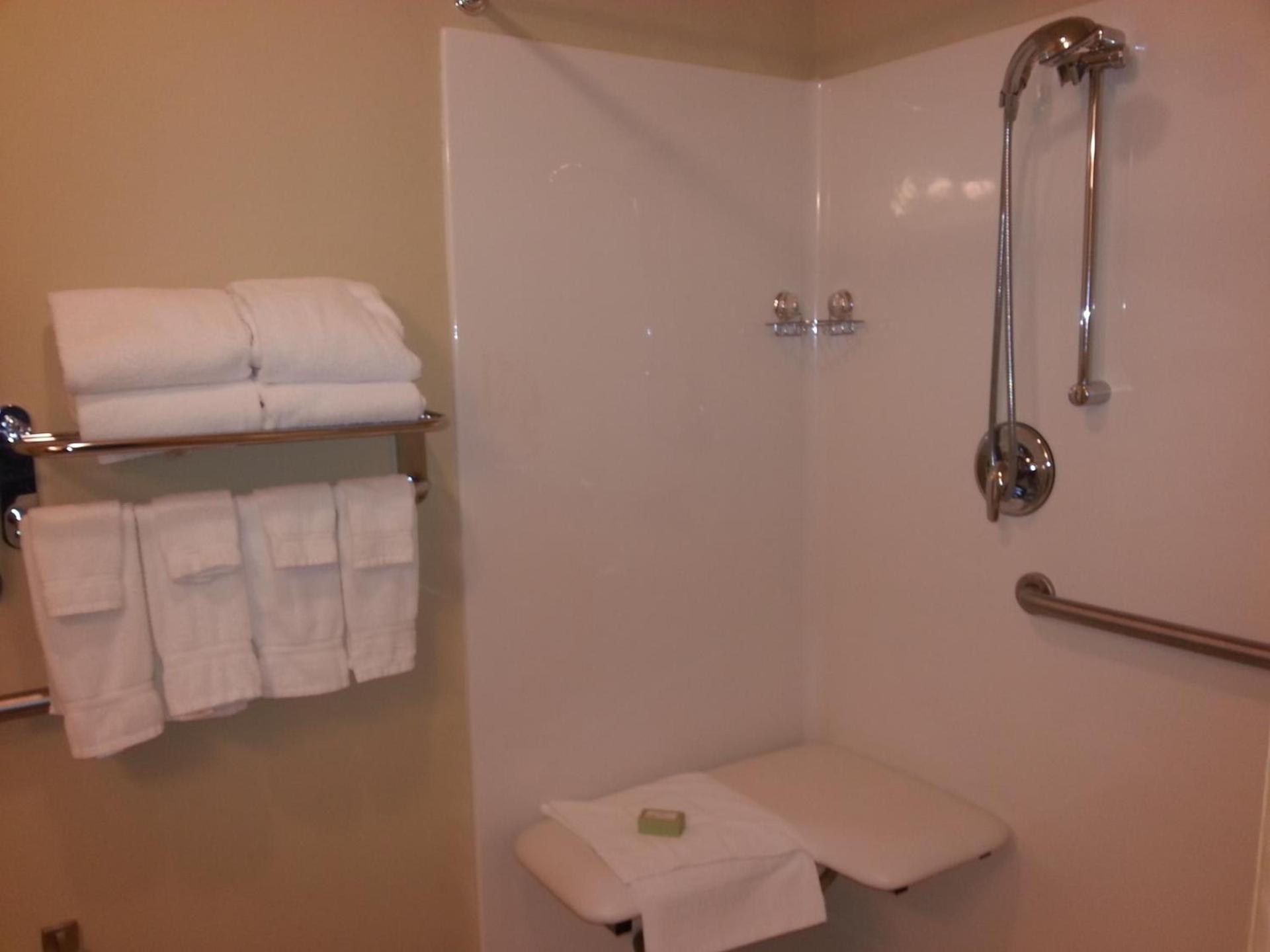 Cobblestone Inn & Suites - Bloomfield photo 10