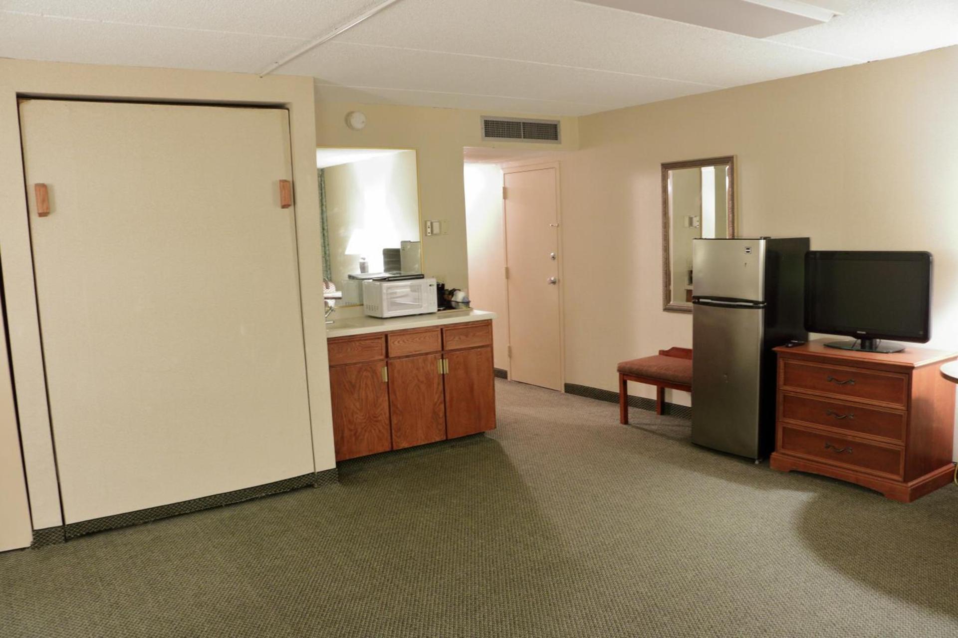 Ramada by Wyndham Alpena photo 46