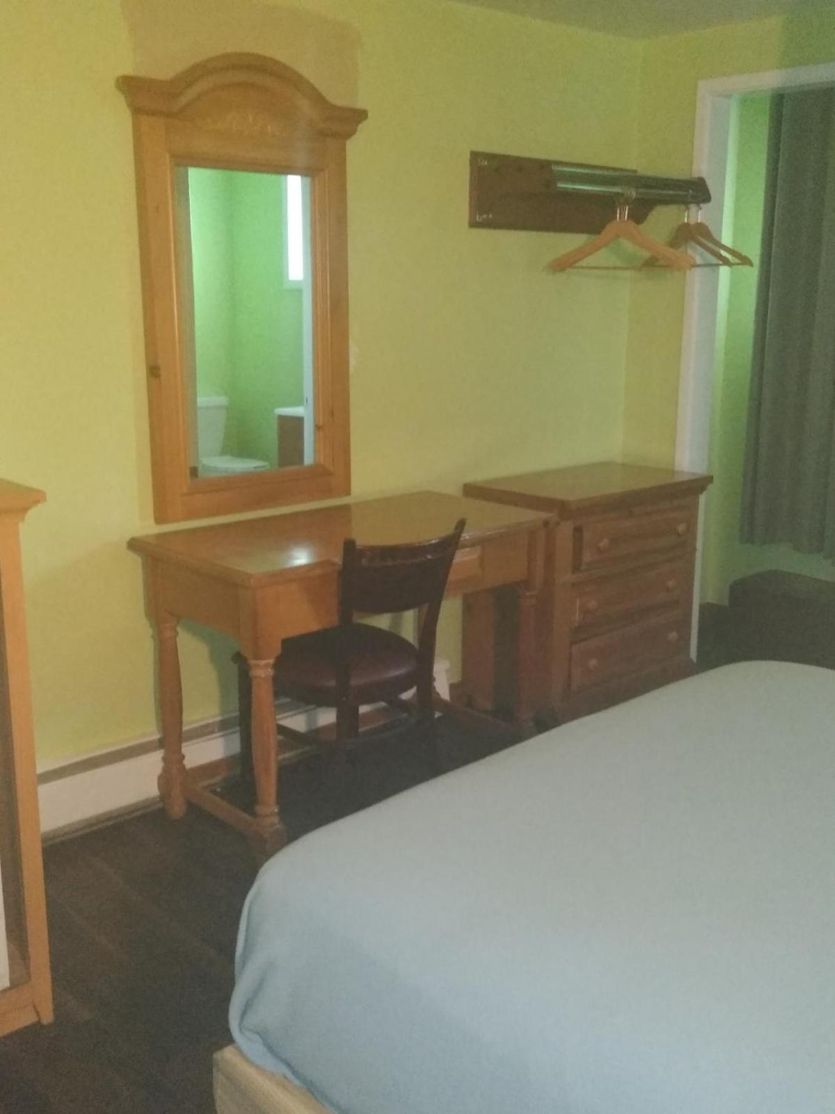Econo Inn photo 14