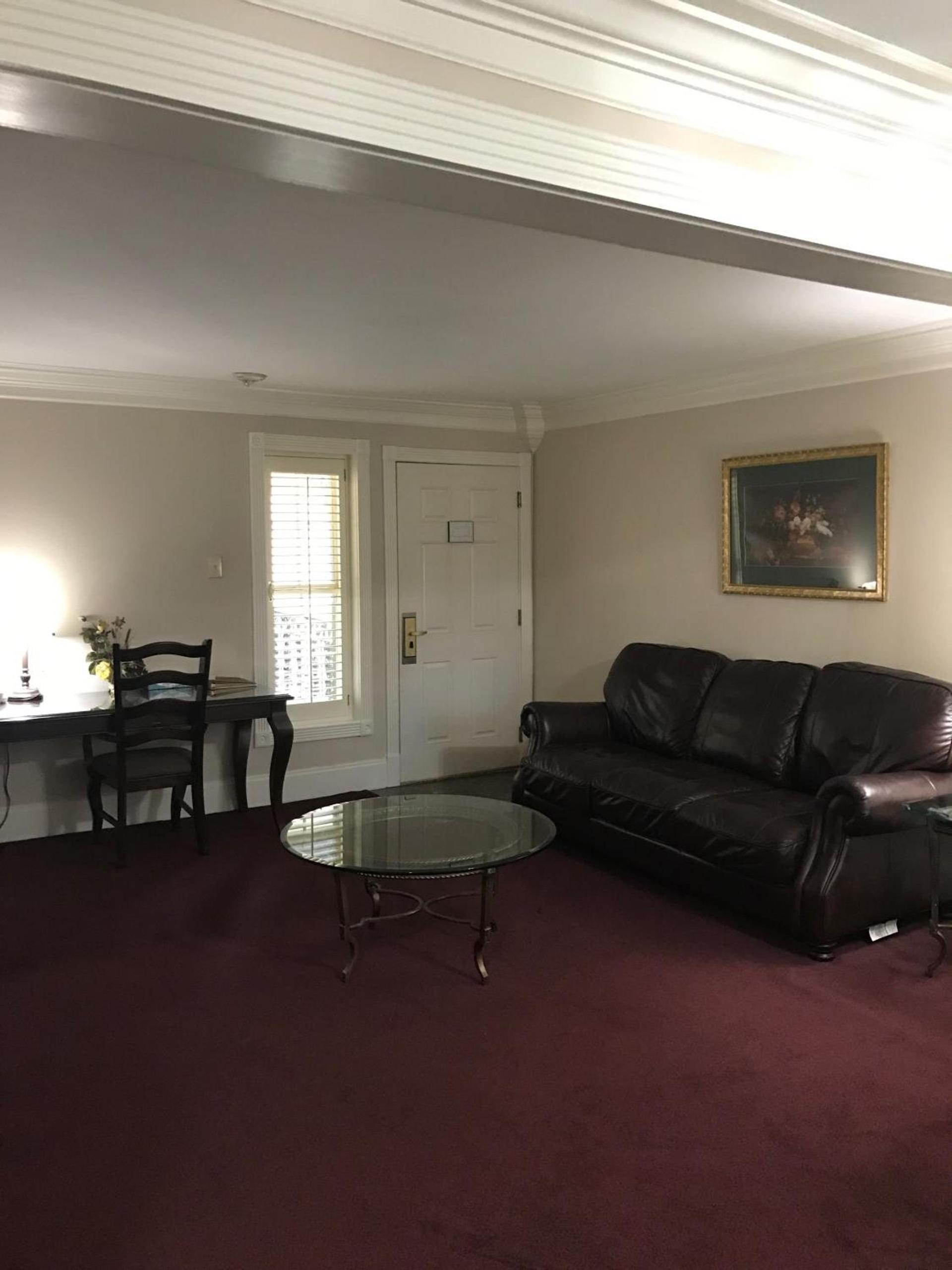 LA Plaza Apartments photo 9