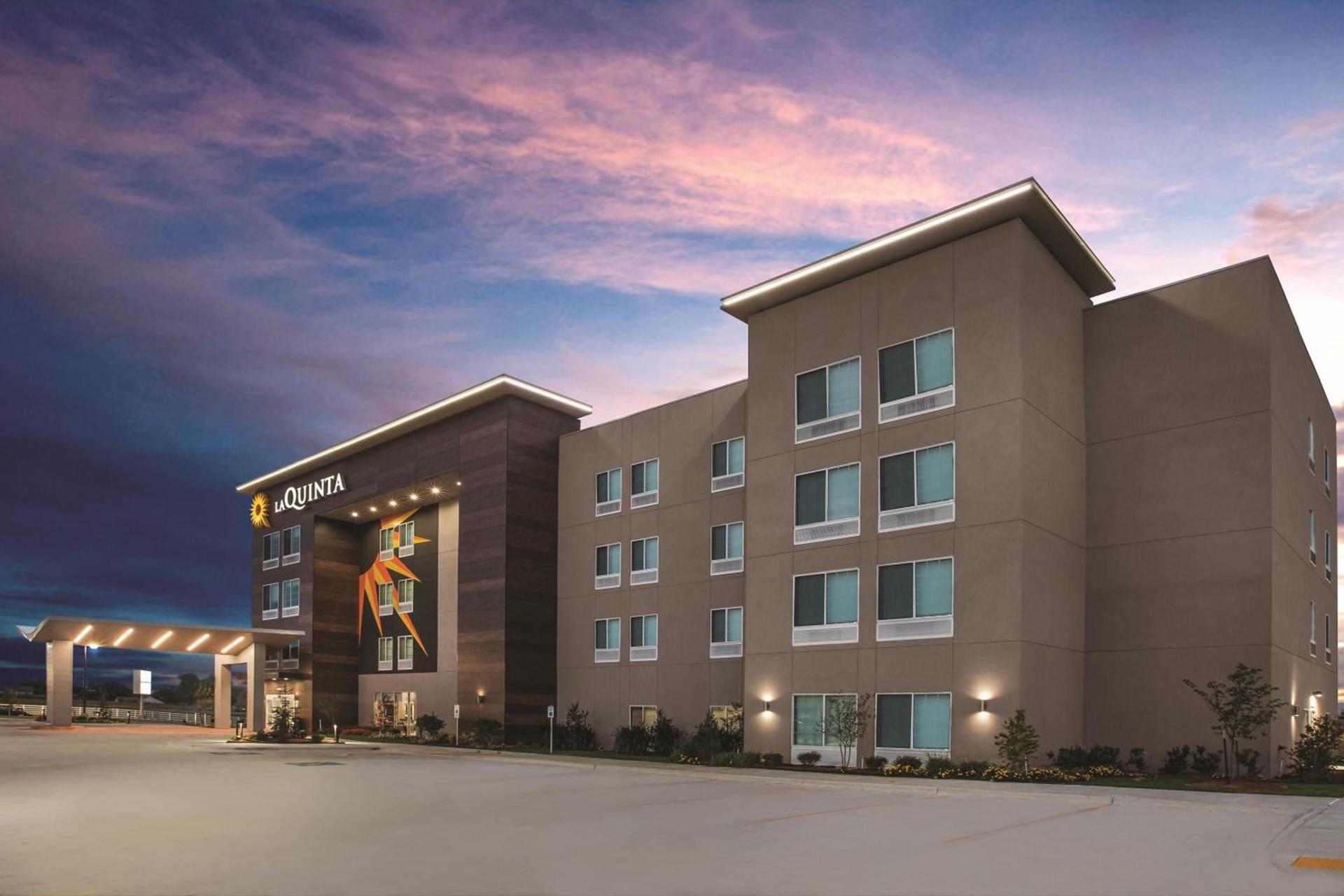 La Quinta Inn & Suites by Wyndham Lewisville — hotel in Lewisville