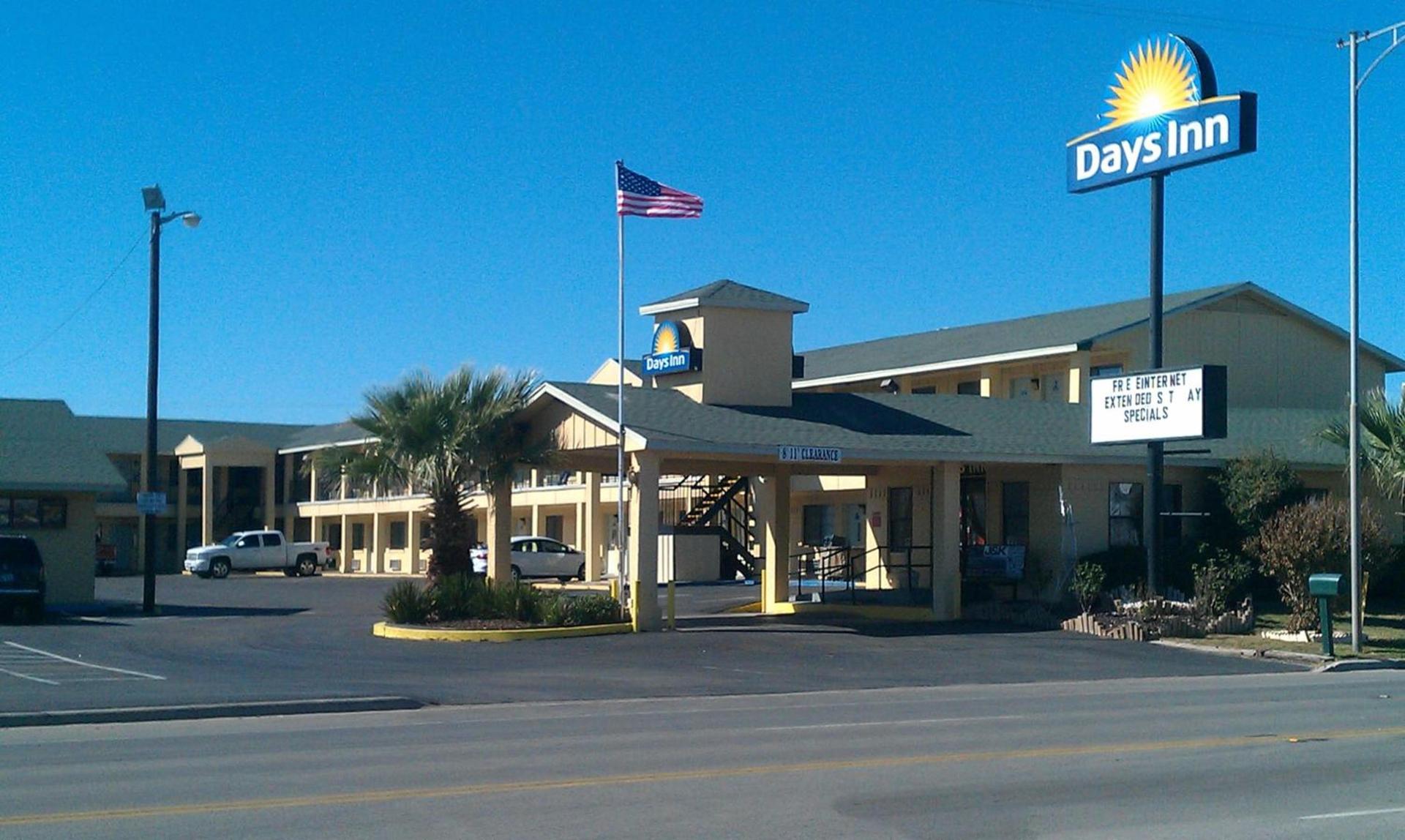 Days Inn by Wyndham Snyder photo 15