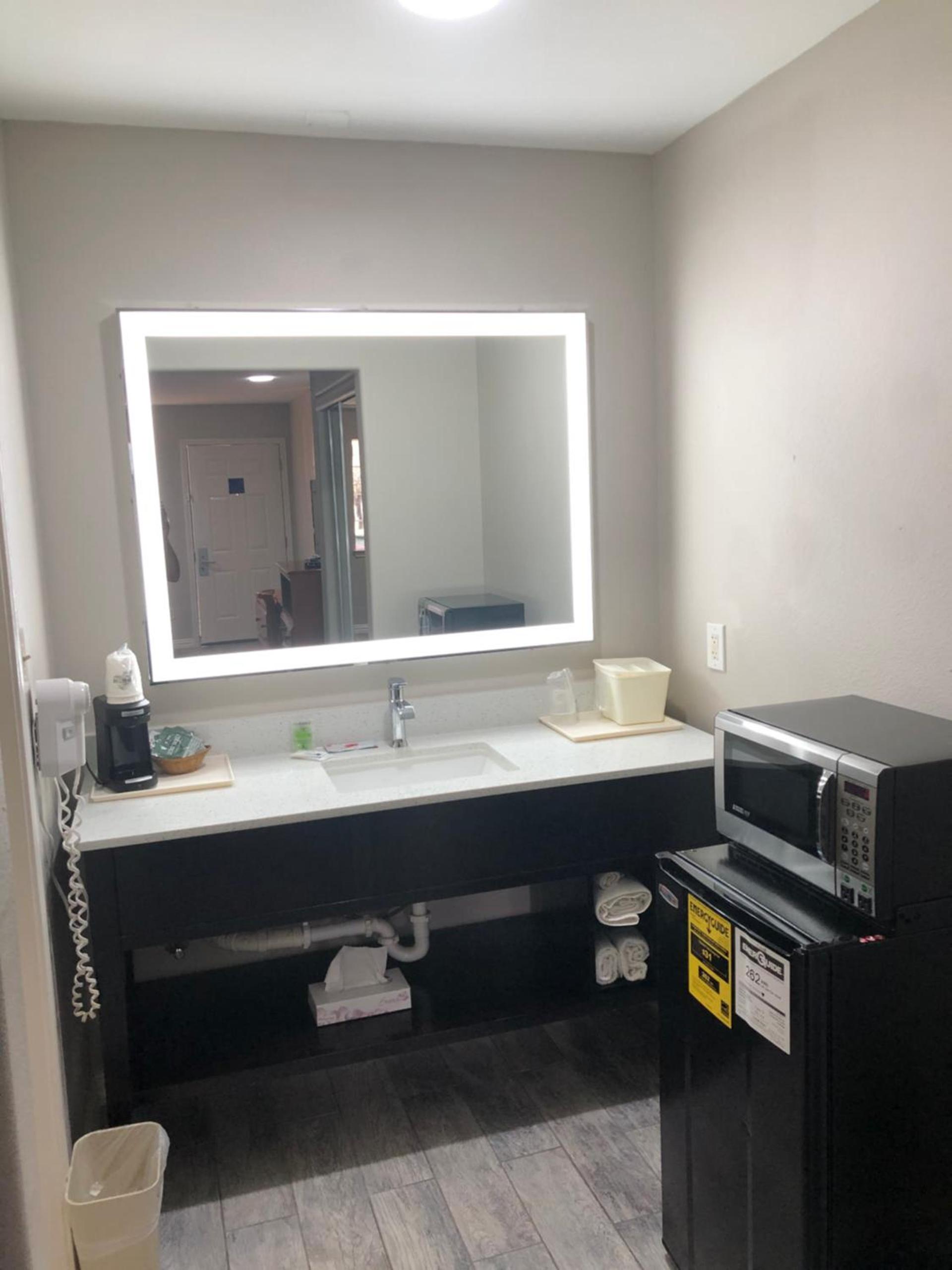 Diboll Inn and Suites photo 12