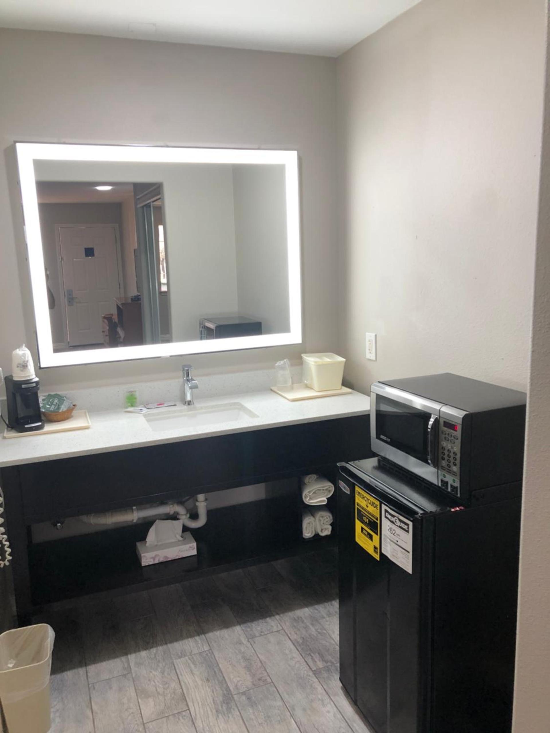 Diboll Inn and Suites photo 8