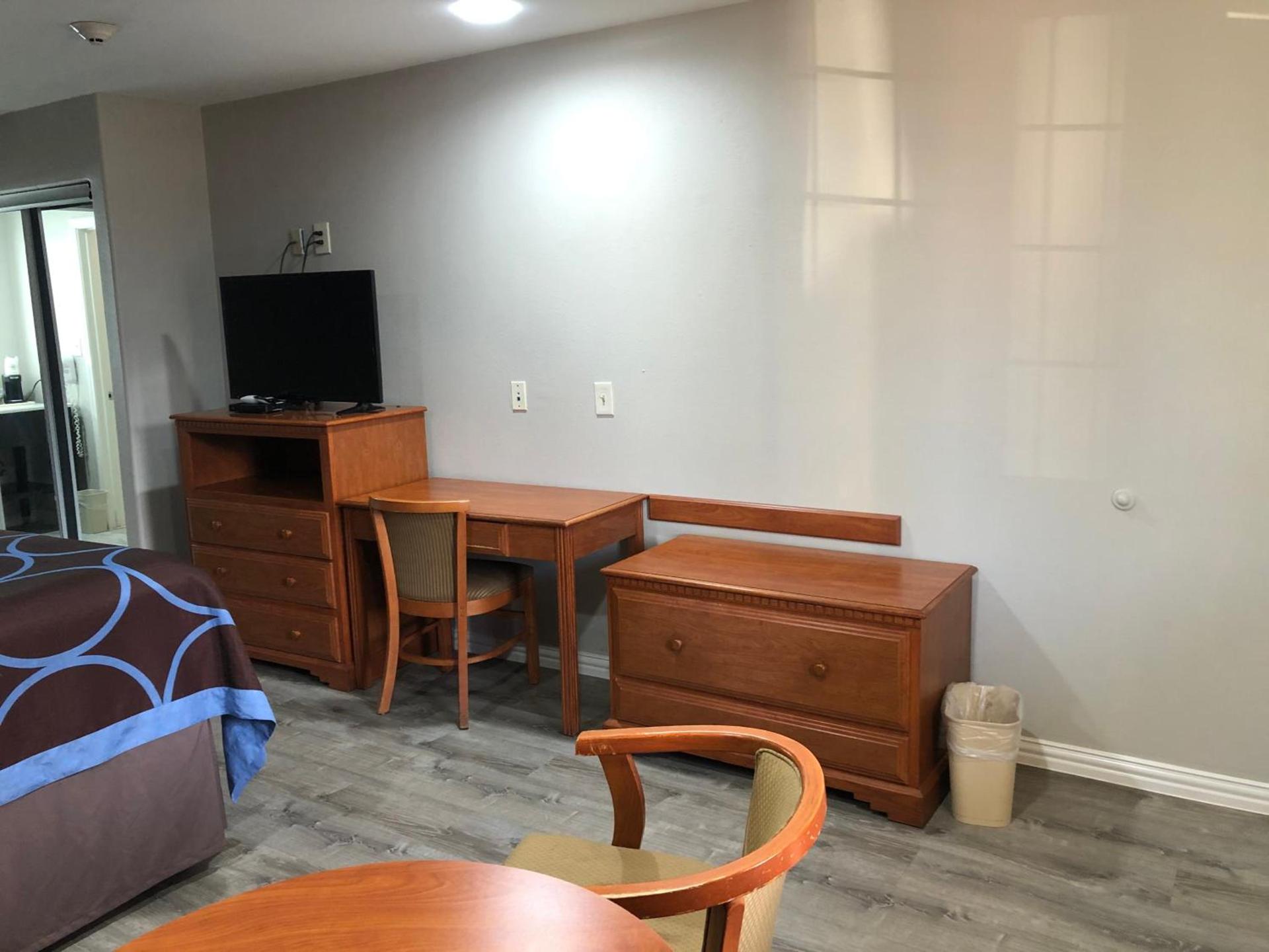 Diboll Inn and Suites photo 7