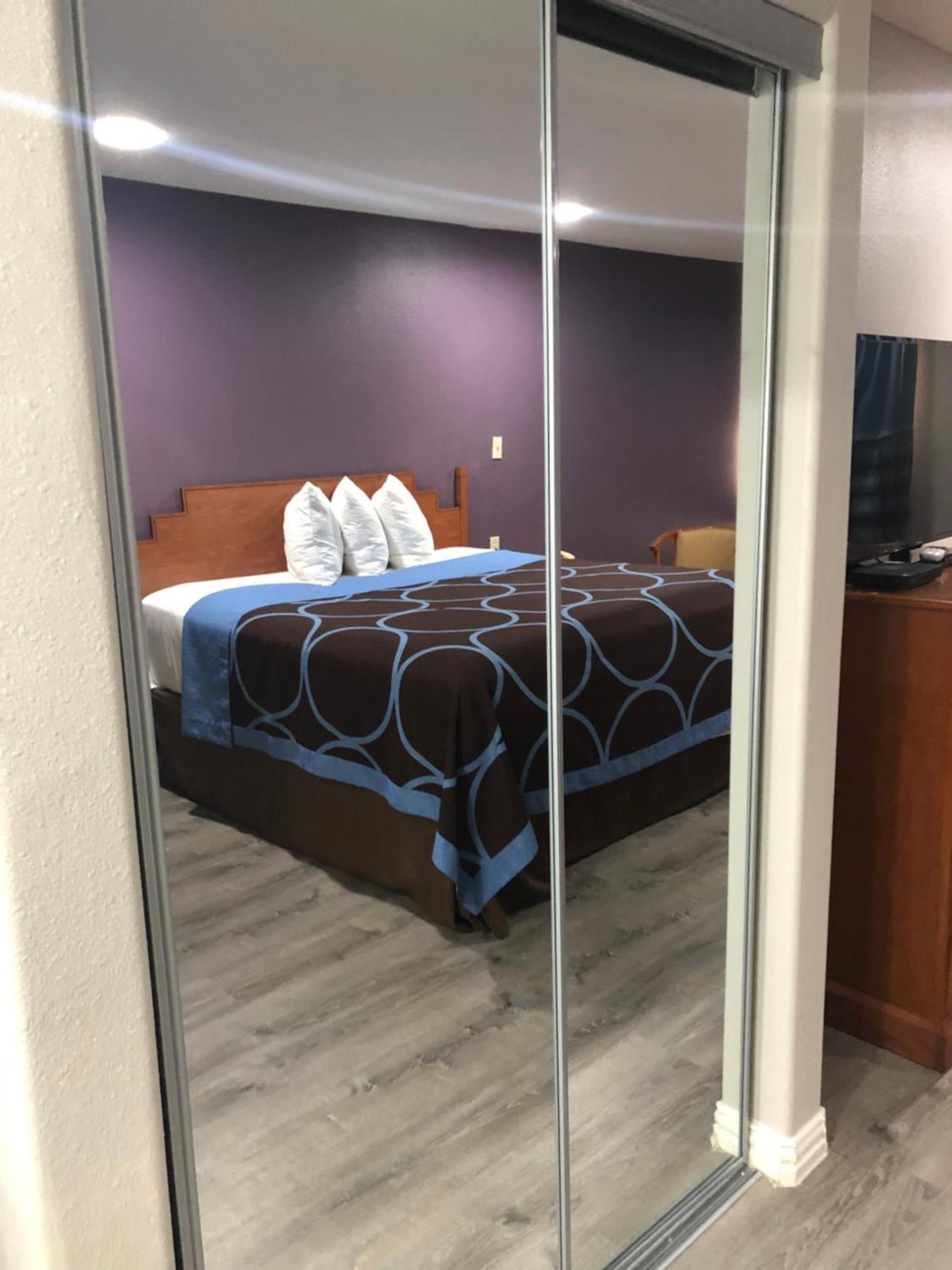 Diboll Inn and Suites photo 15