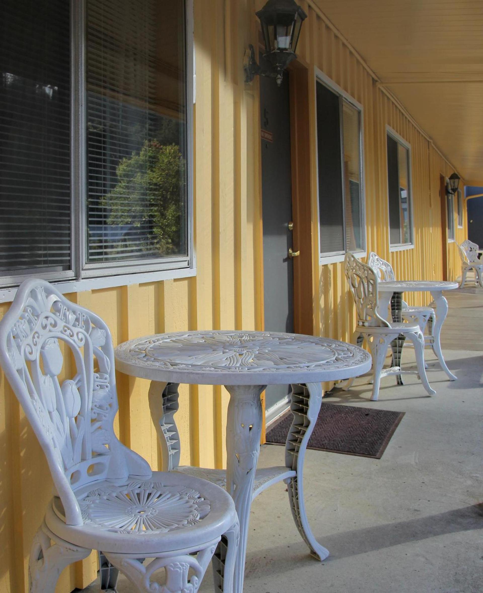Redwood Suites photo 7