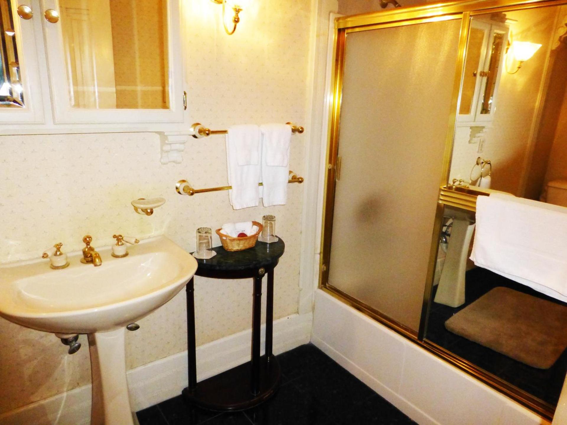 Victorian Inn photo 6