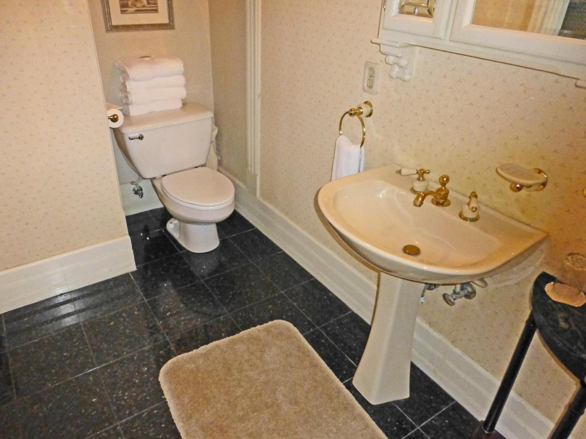 Victorian Inn photo 7