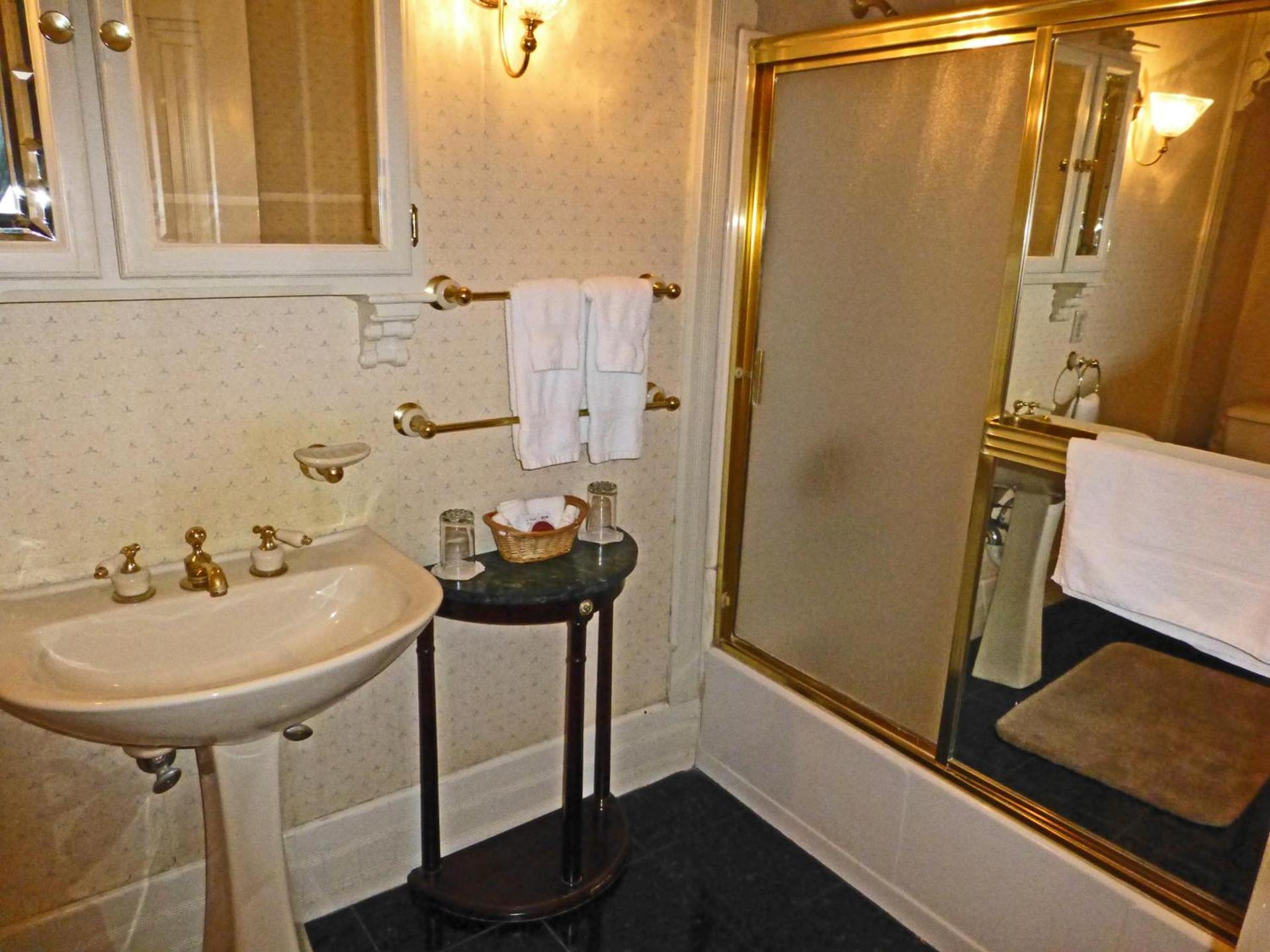 Victorian Inn photo 11