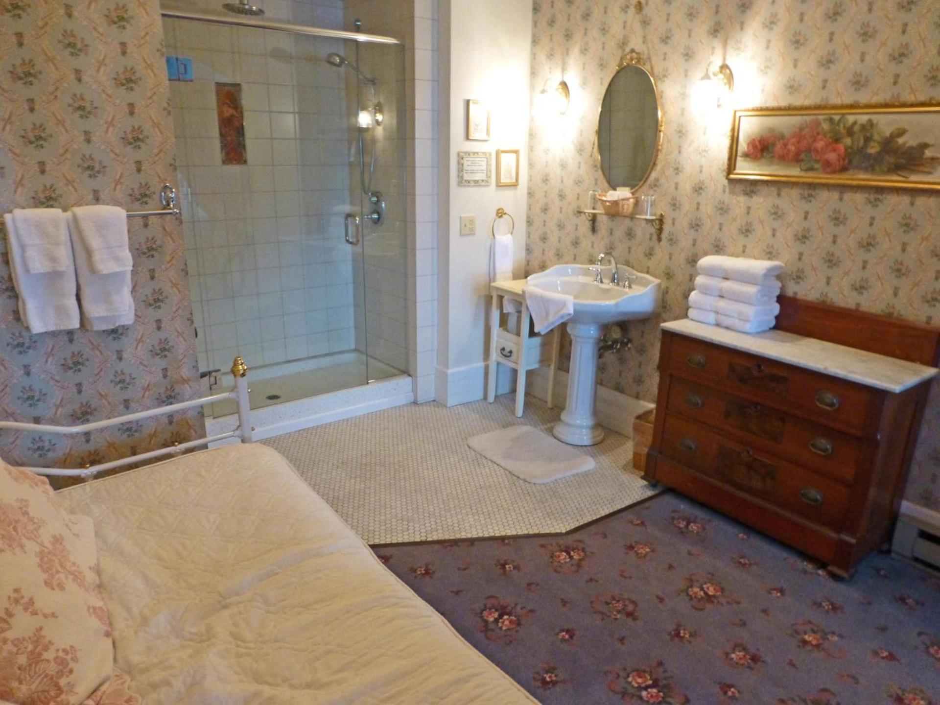 Victorian Inn photo 16