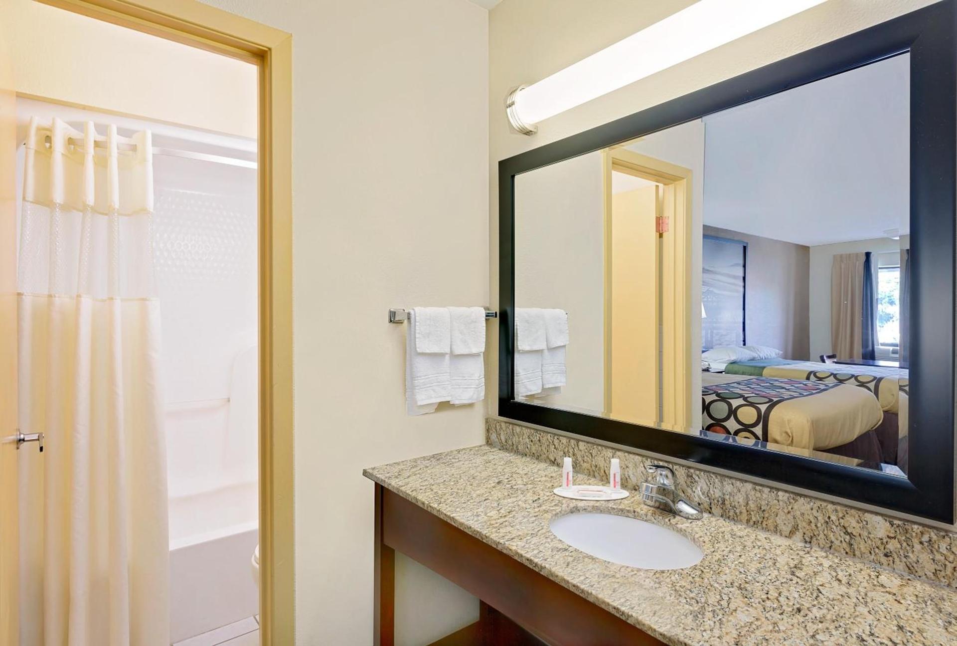 Super 8 by Wyndham Laurel photo 20