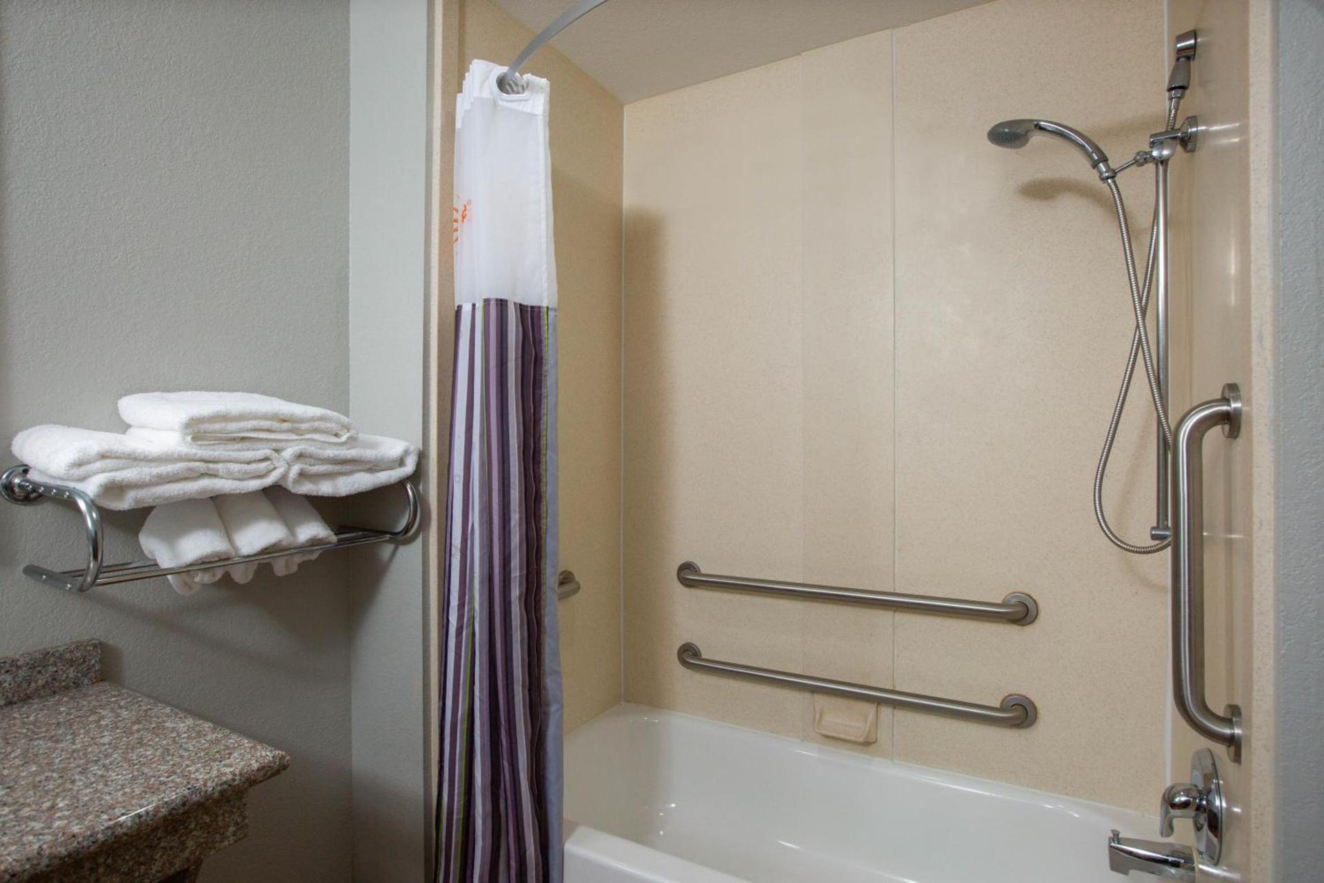 La Quinta by Wyndham Tupelo photo 40