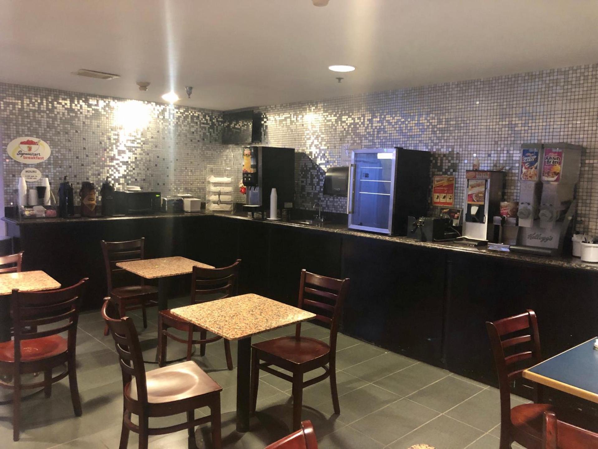 Delavan Inn and Suites photo 8