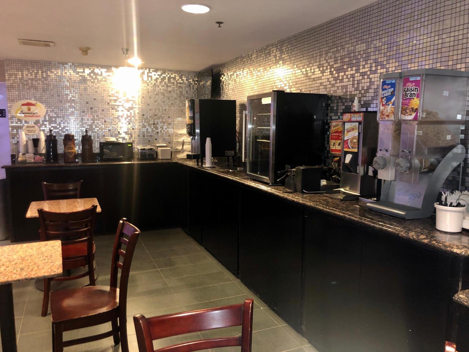 Delavan Inn and Suites photo 7