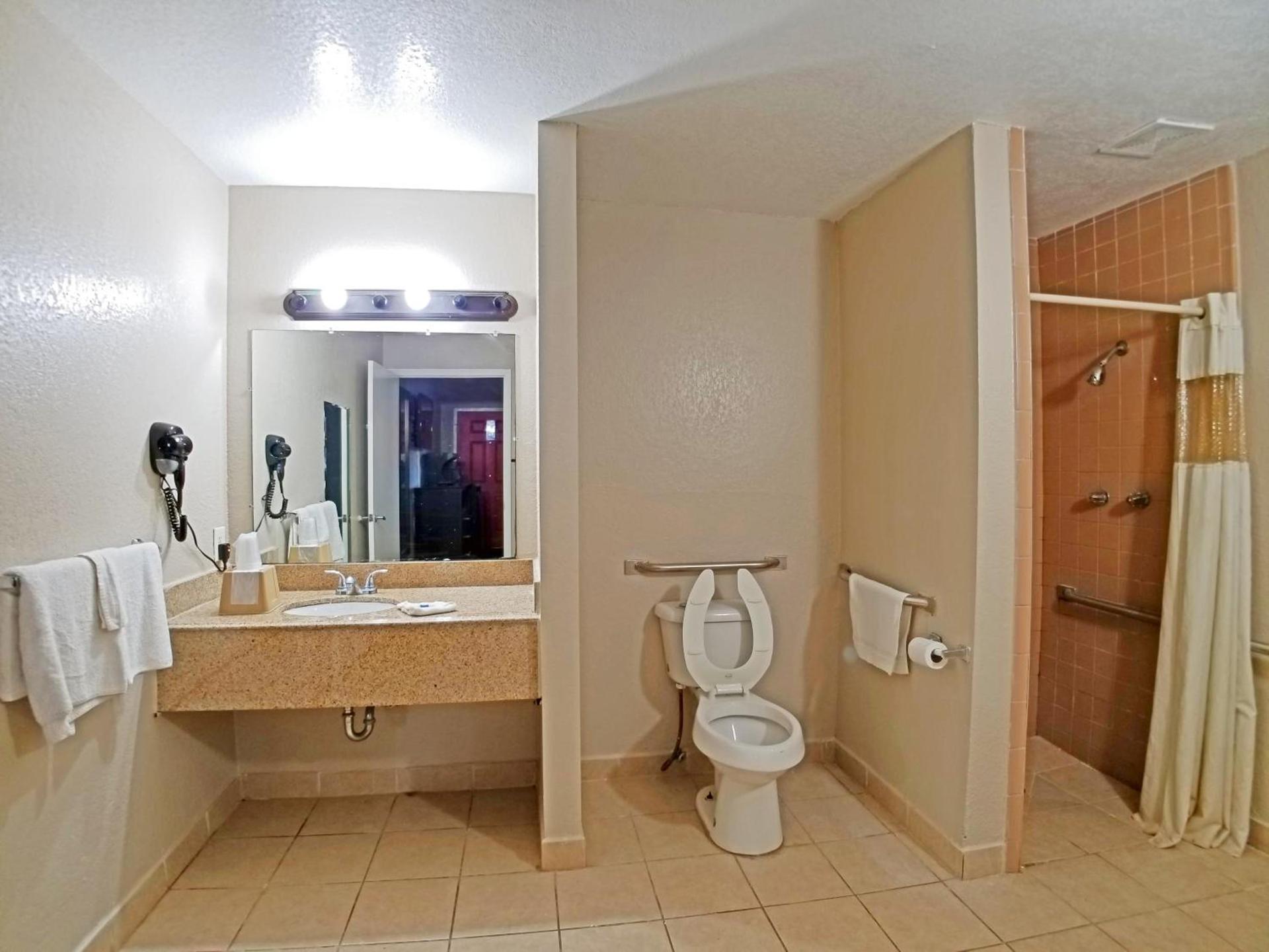 Howard Johnson by Wyndham Houston Hobby Airport photo 62