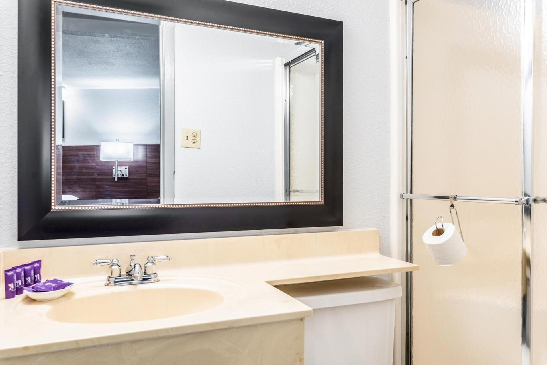 Americas Best Value Inn Searcy photo 11