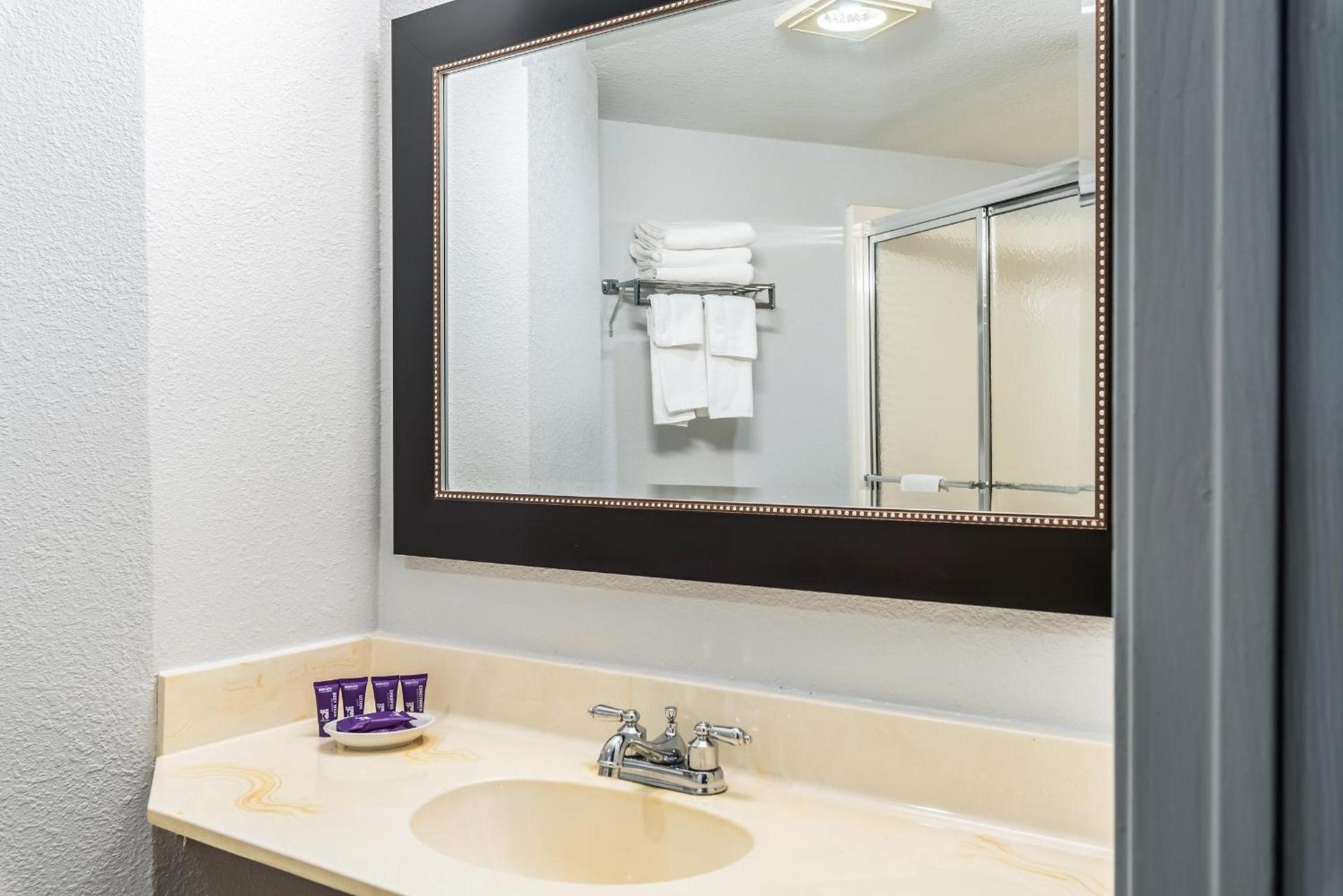 Americas Best Value Inn Searcy photo 3