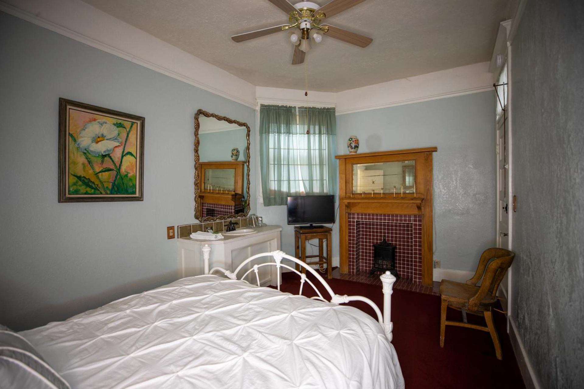 Bisbee Grand Hotel, Saloon, and Music Venue photo 7