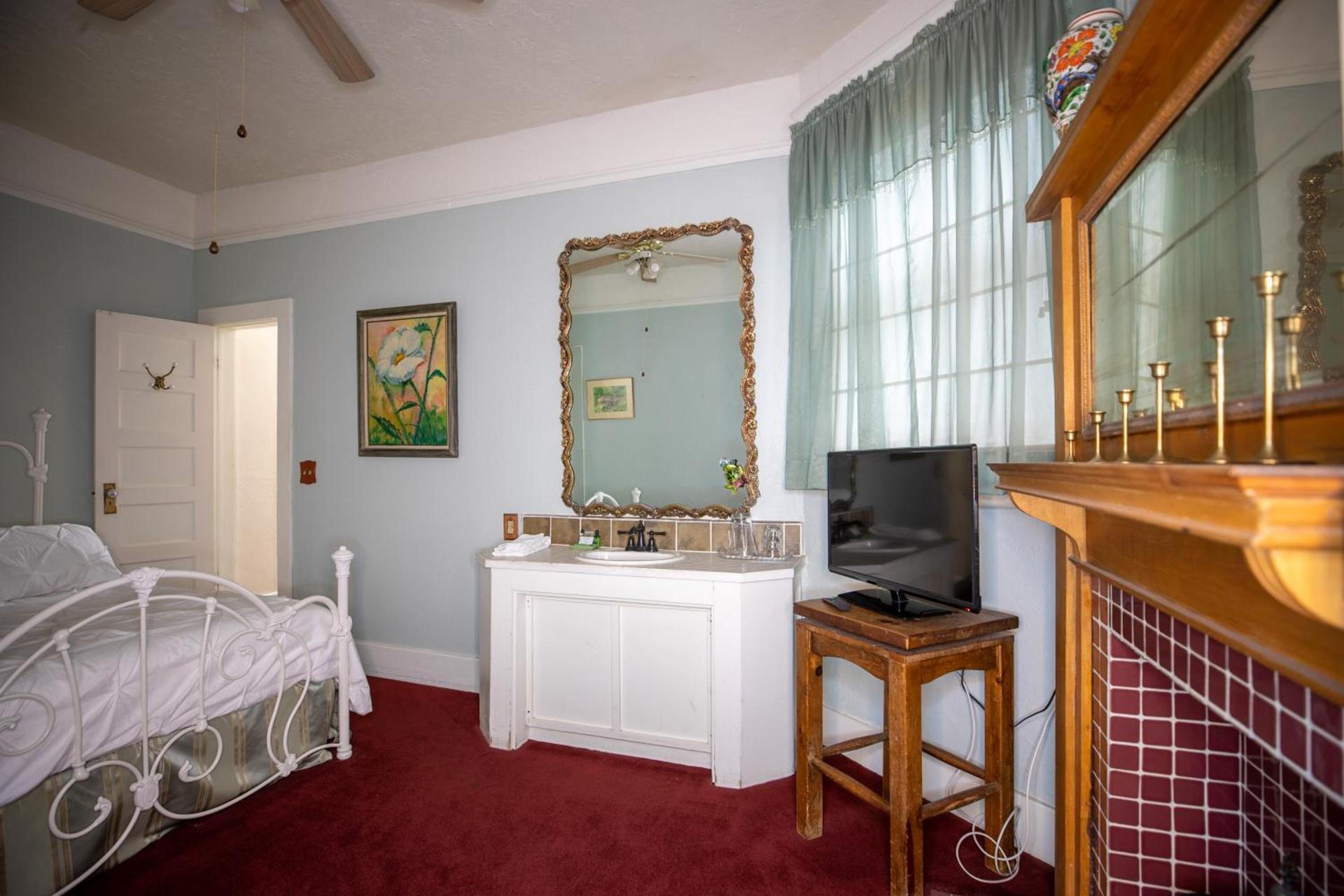 Bisbee Grand Hotel, Saloon, and Music Venue photo 8