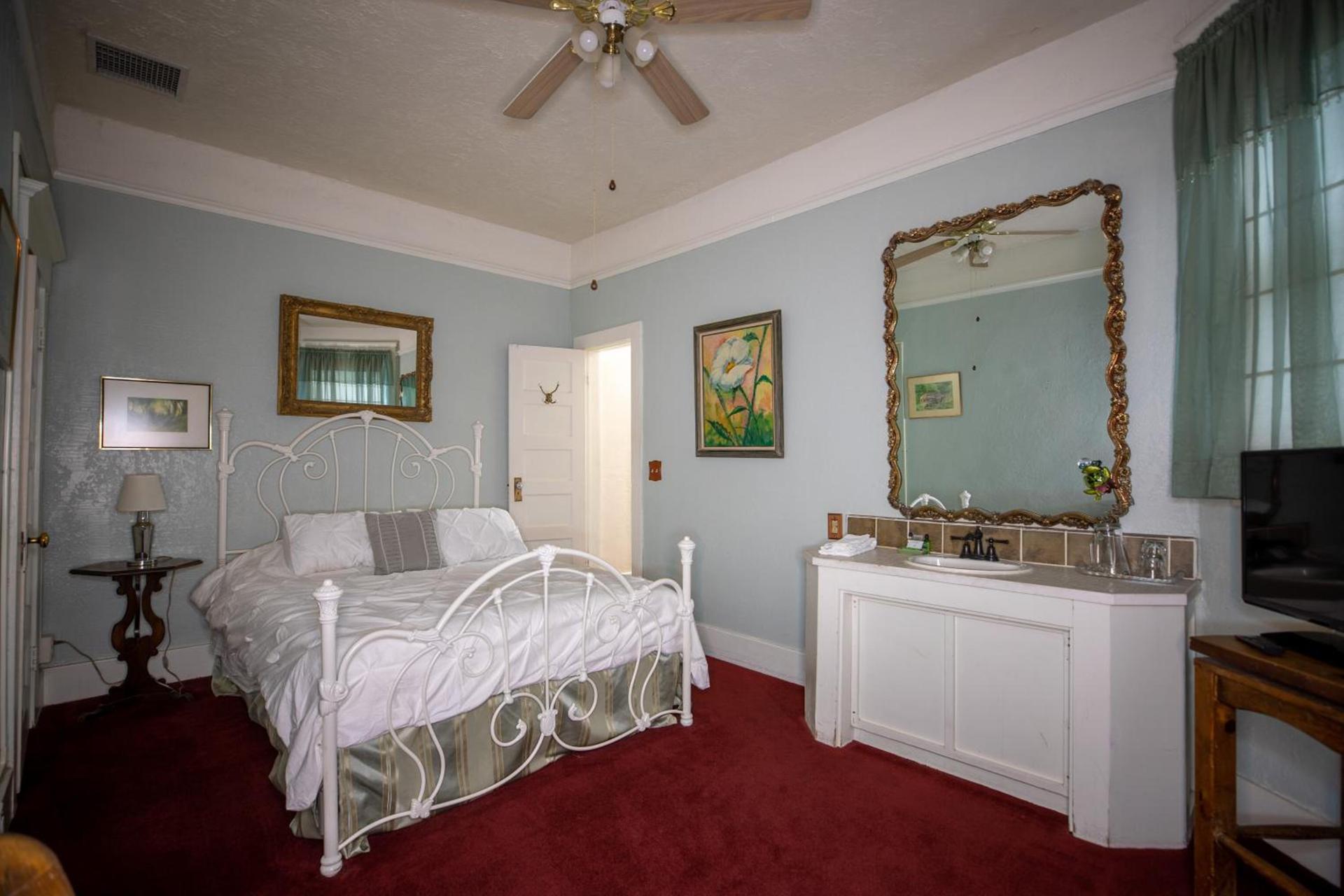 Bisbee Grand Hotel, Saloon, and Music Venue photo 9