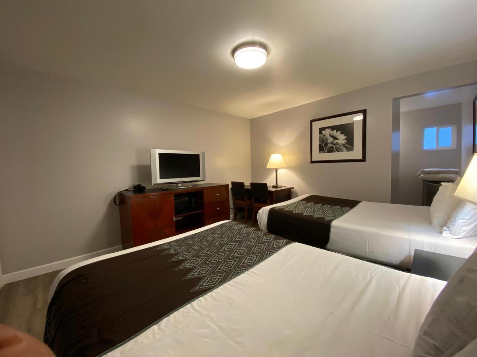 Colonial Motel photo 11