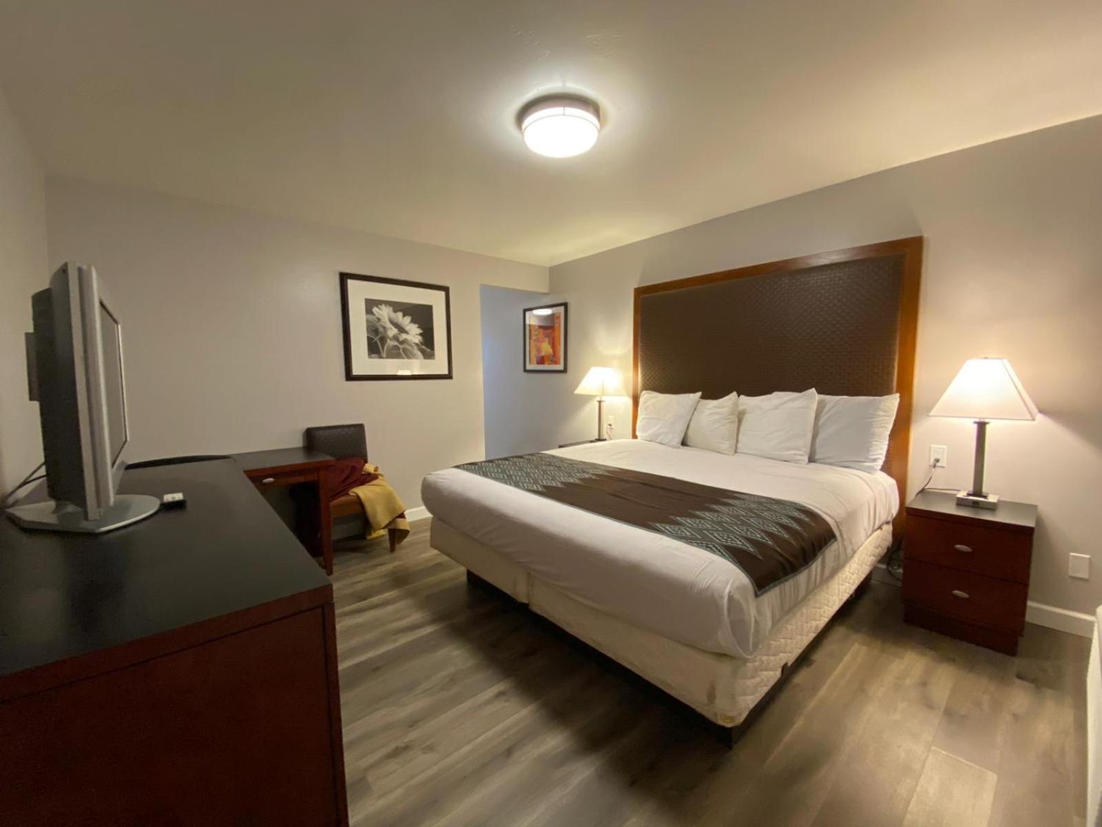 Colonial Motel photo 8