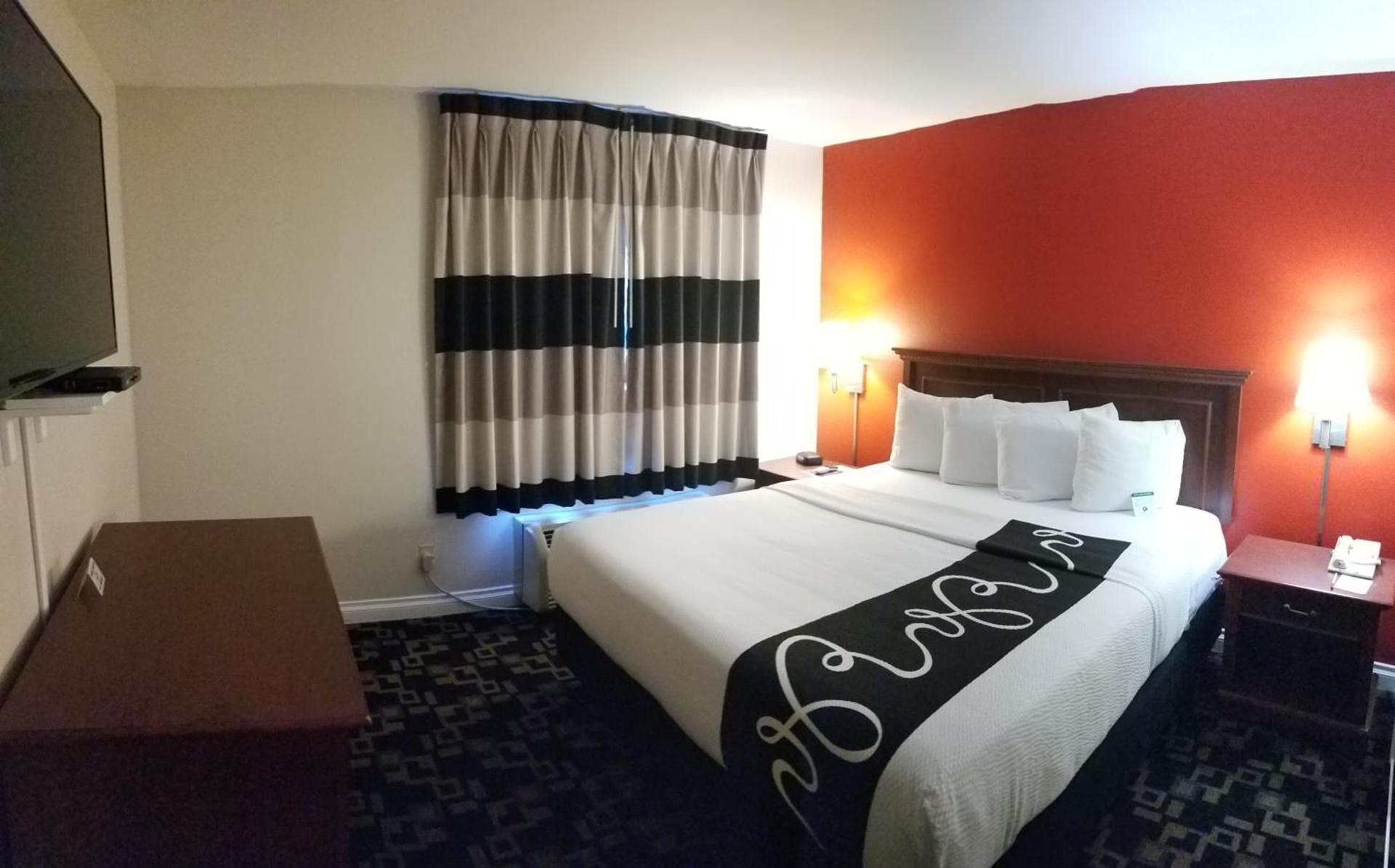 Ramada by Wyndham Oceanside photo 2
