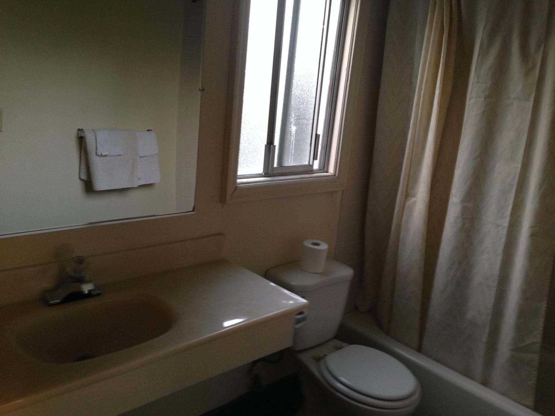 Discovery Inn Vallejo I 80 Near Napa CA photo 4