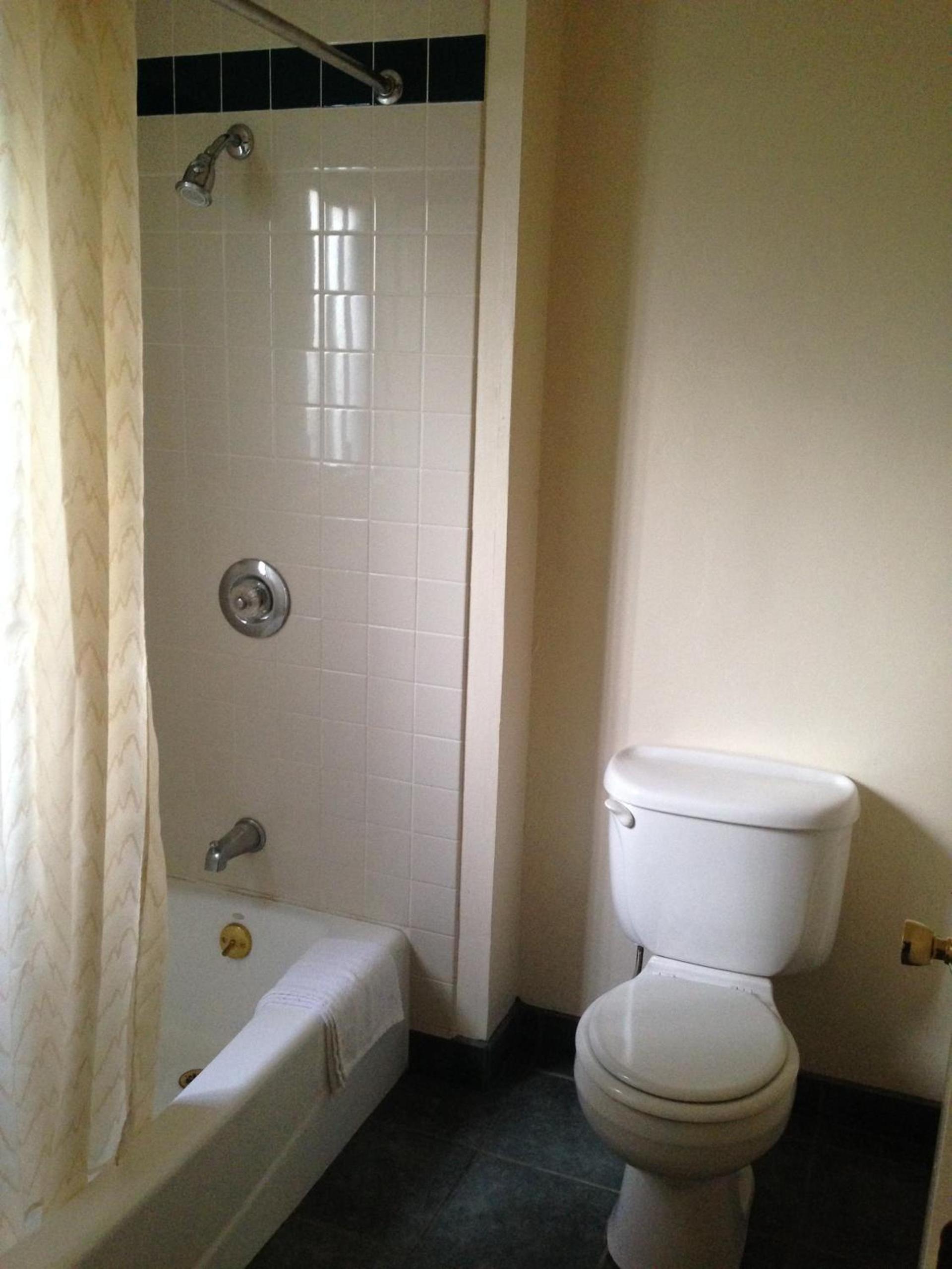 Discovery Inn Vallejo I 80 Near Napa CA photo 10