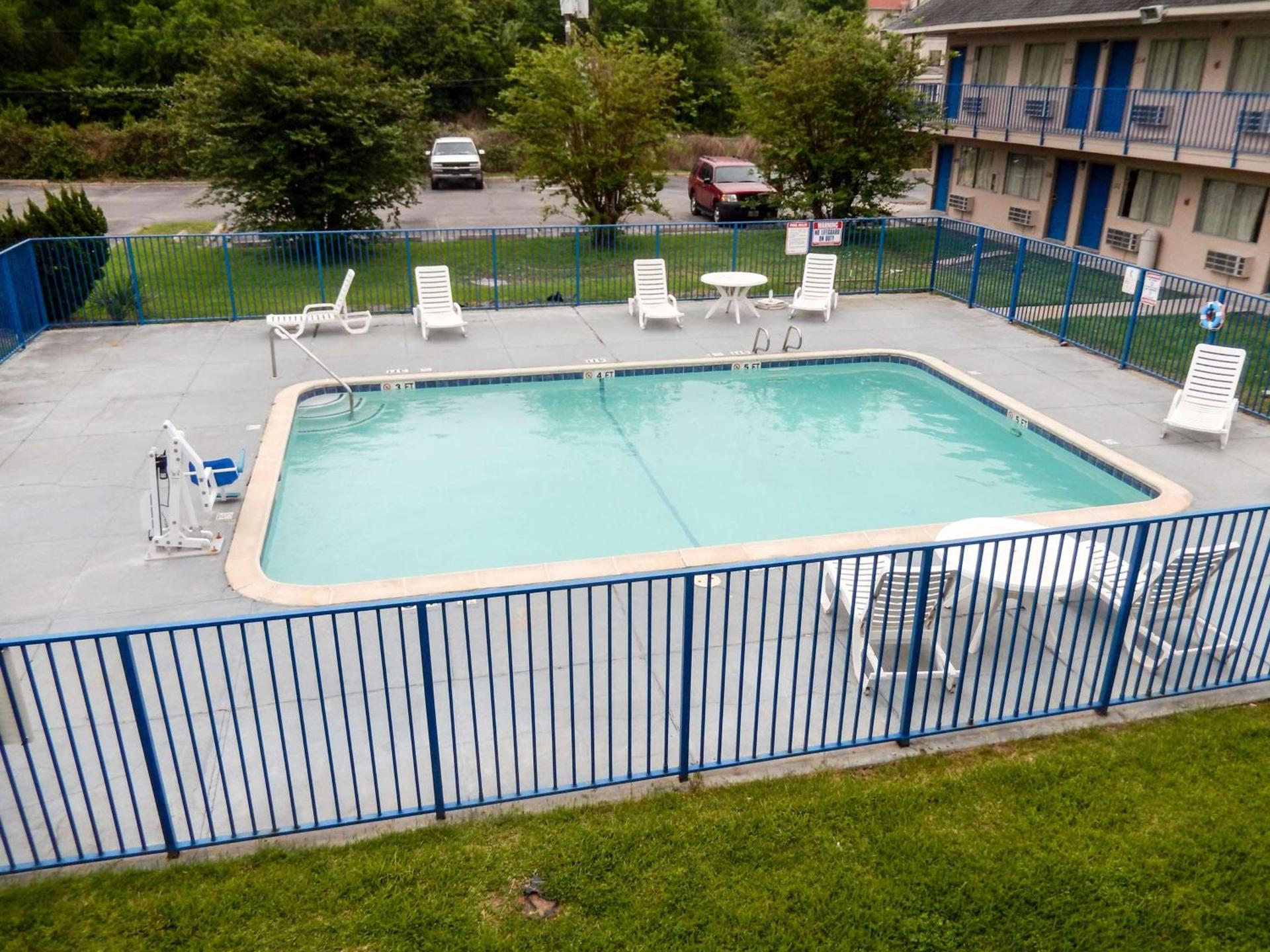 Motel 6-Clute, TX photo 2