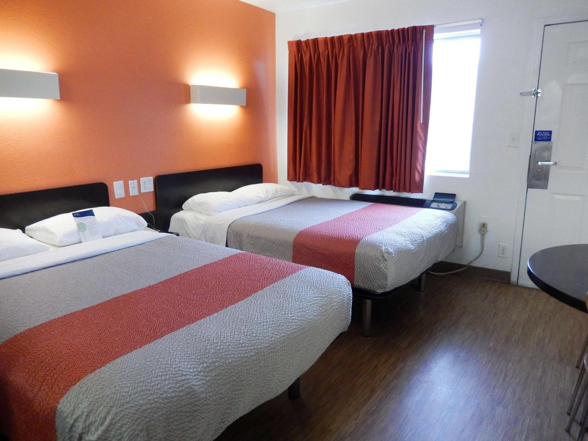 Motel 6-Clute, TX photo 3
