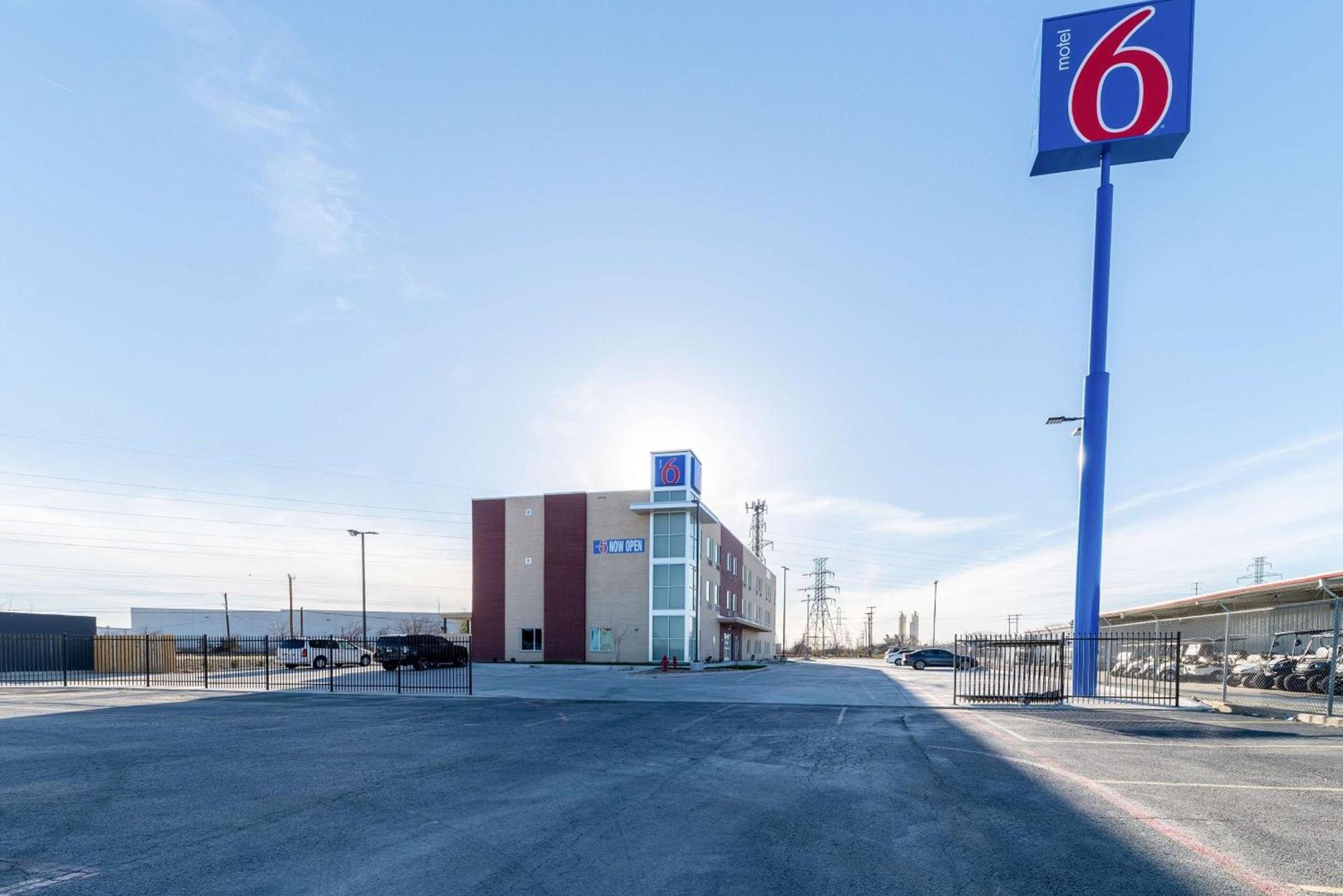Motel 6 Fort Worth, TX - North - Saginaw photo 2