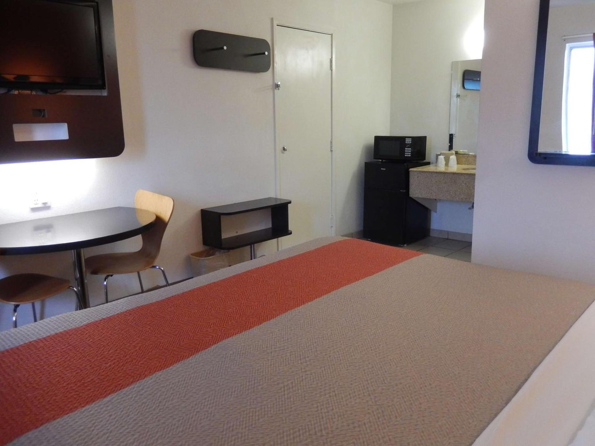 Motel 6-Clute, TX photo 6