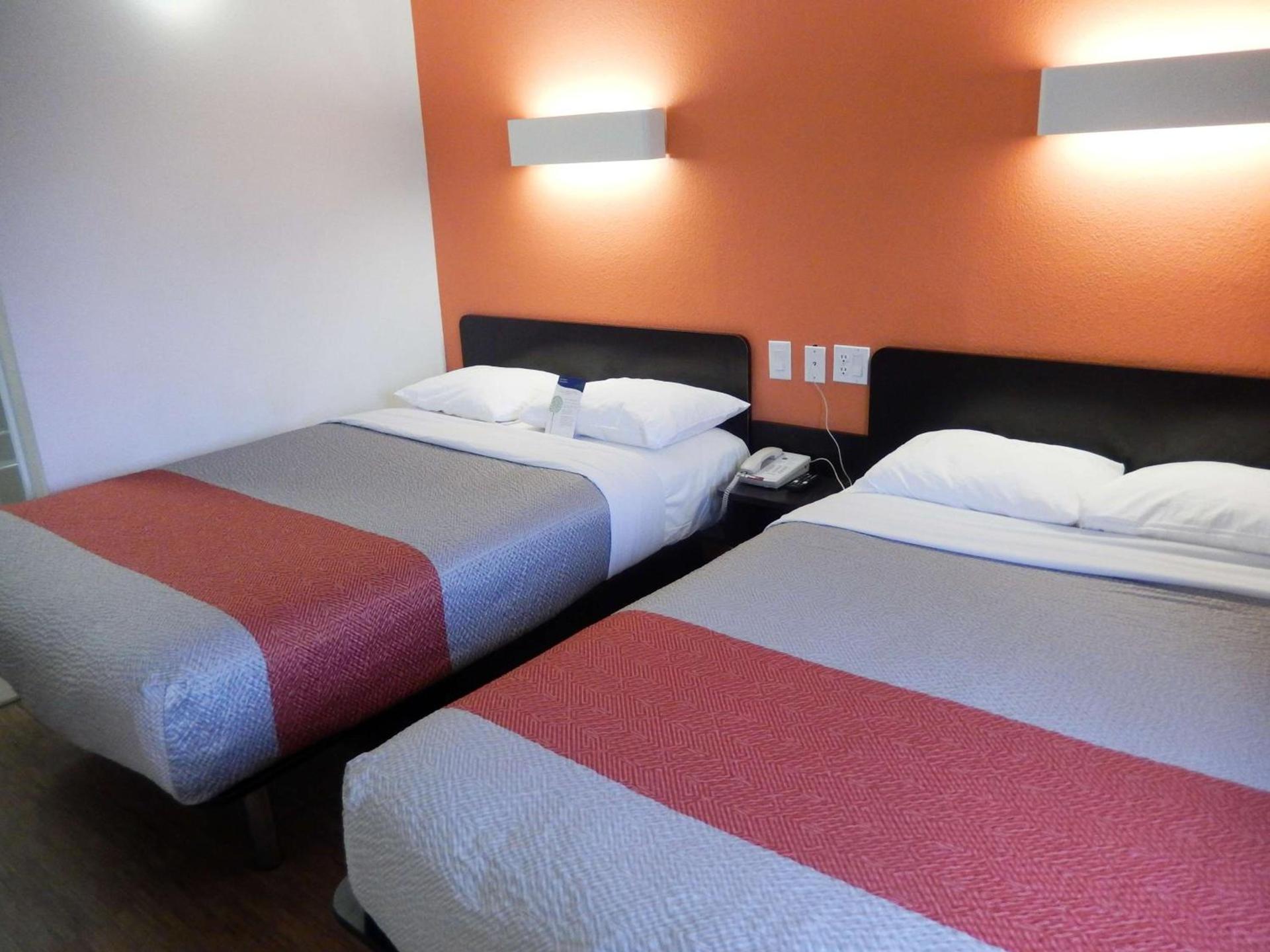 Motel 6-Clute, TX photo 5