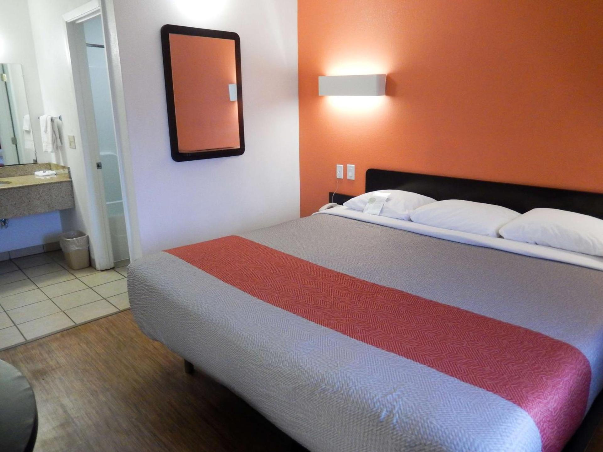 Motel 6-Clute, TX photo 8
