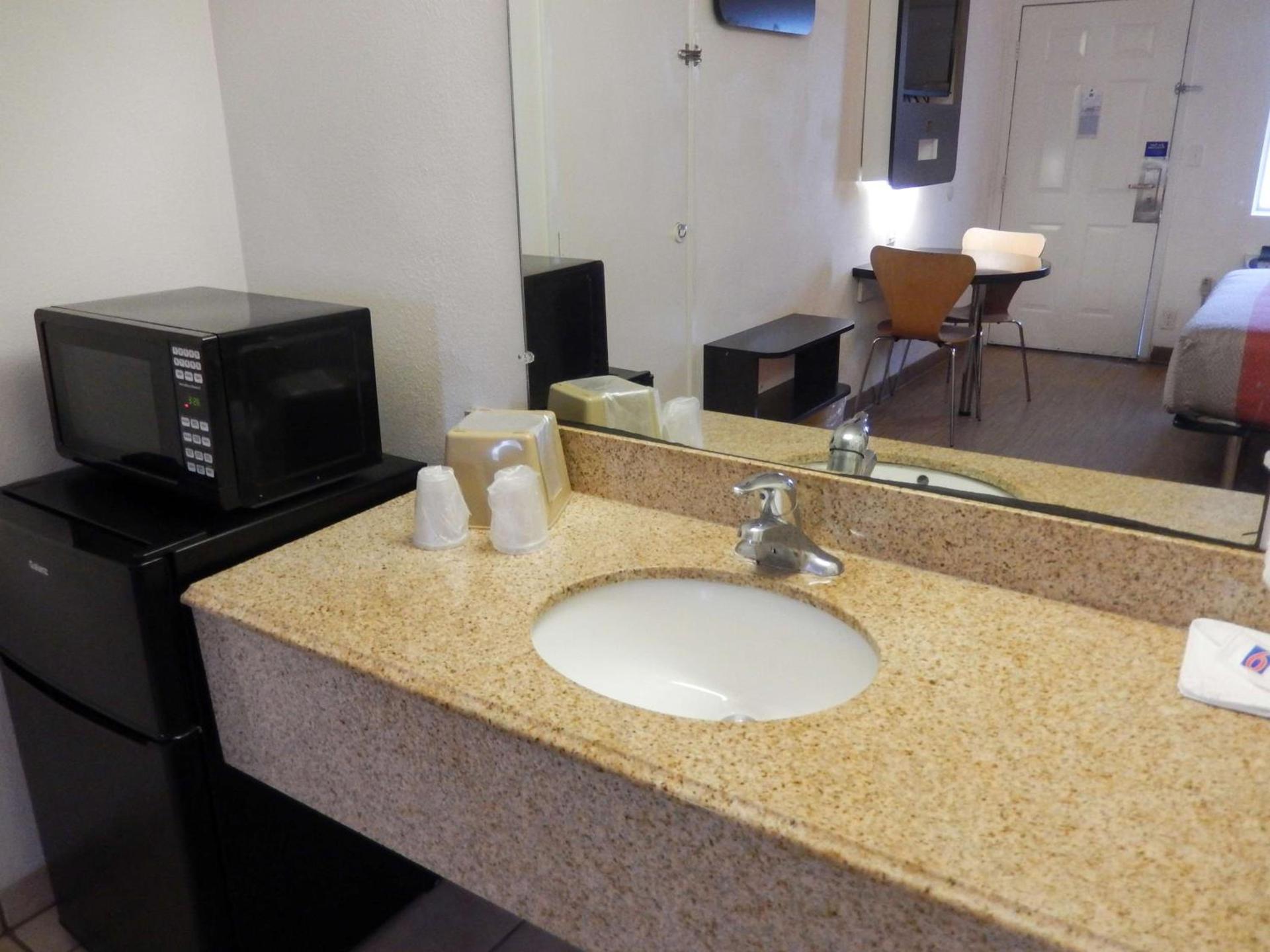 Motel 6-Clute, TX photo 9