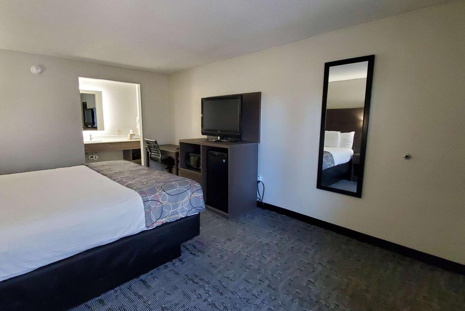 Days Inn & Suites by Wyndham Charleston Airport West photo 9