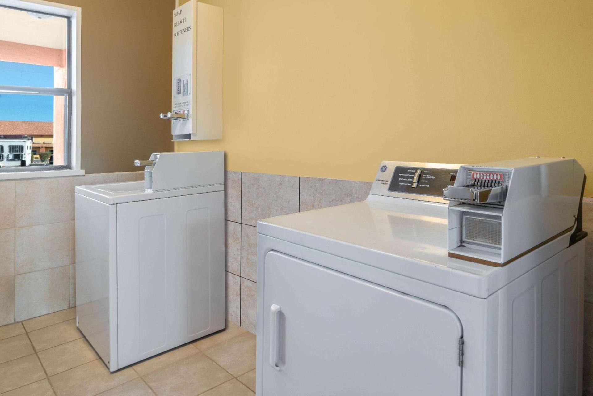 Days Inn by Wyndham Grants photo 9