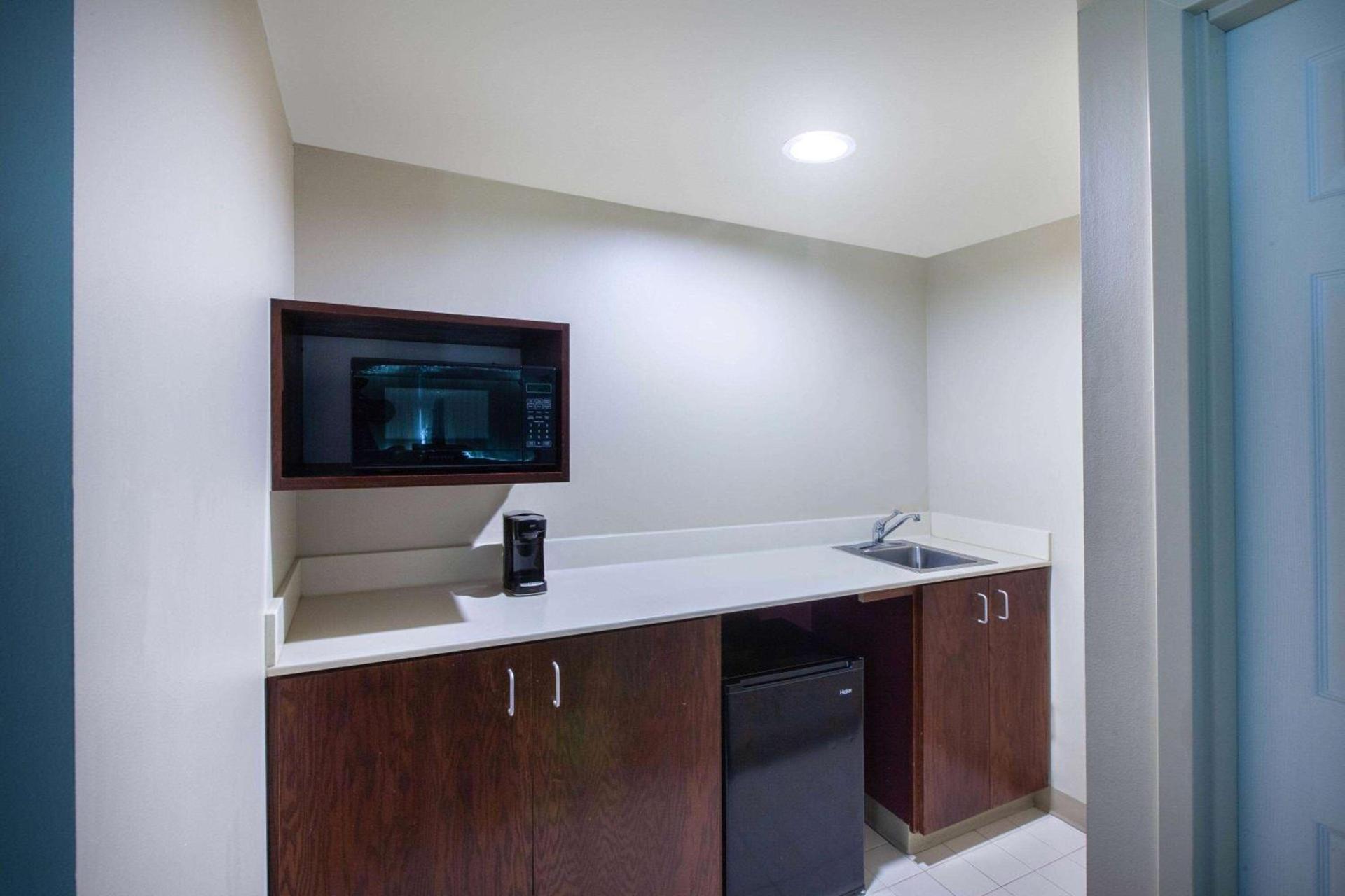 Wingate by Wyndham Oklahoma City Airport photo 12