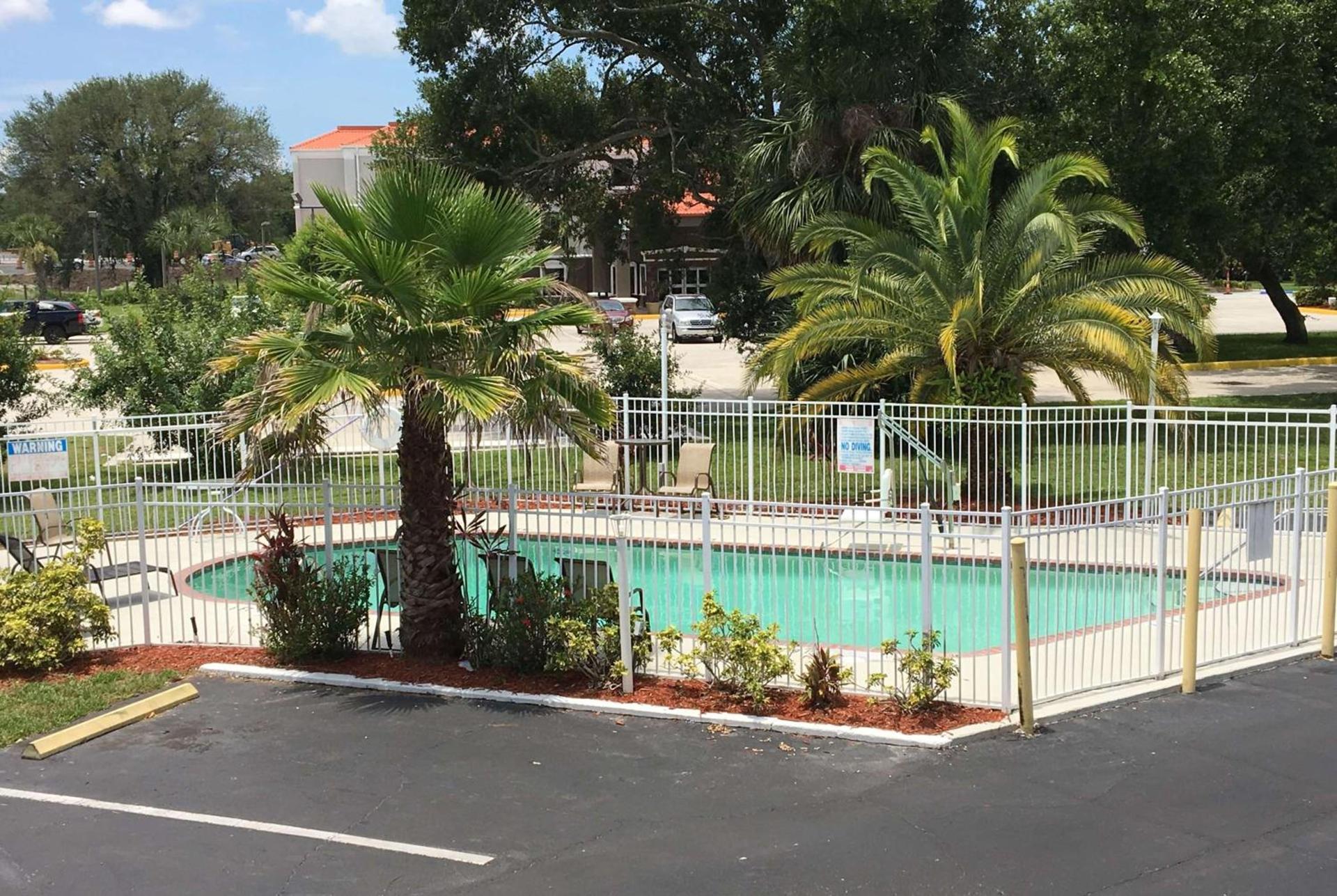 Days Inn by Wyndham Bradenton I-75 photo 6