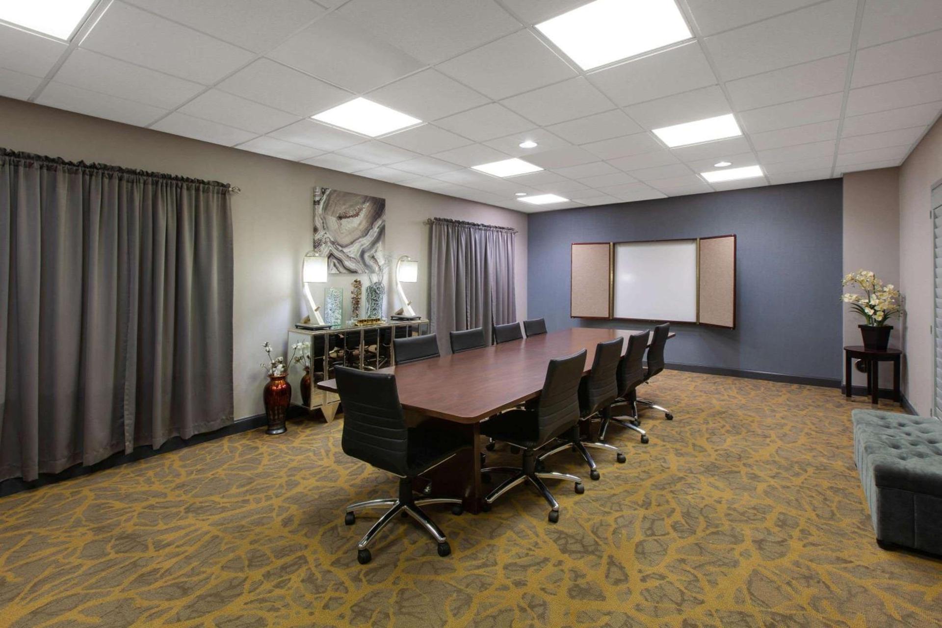 Wingate by Wyndham Oklahoma City Airport photo 13