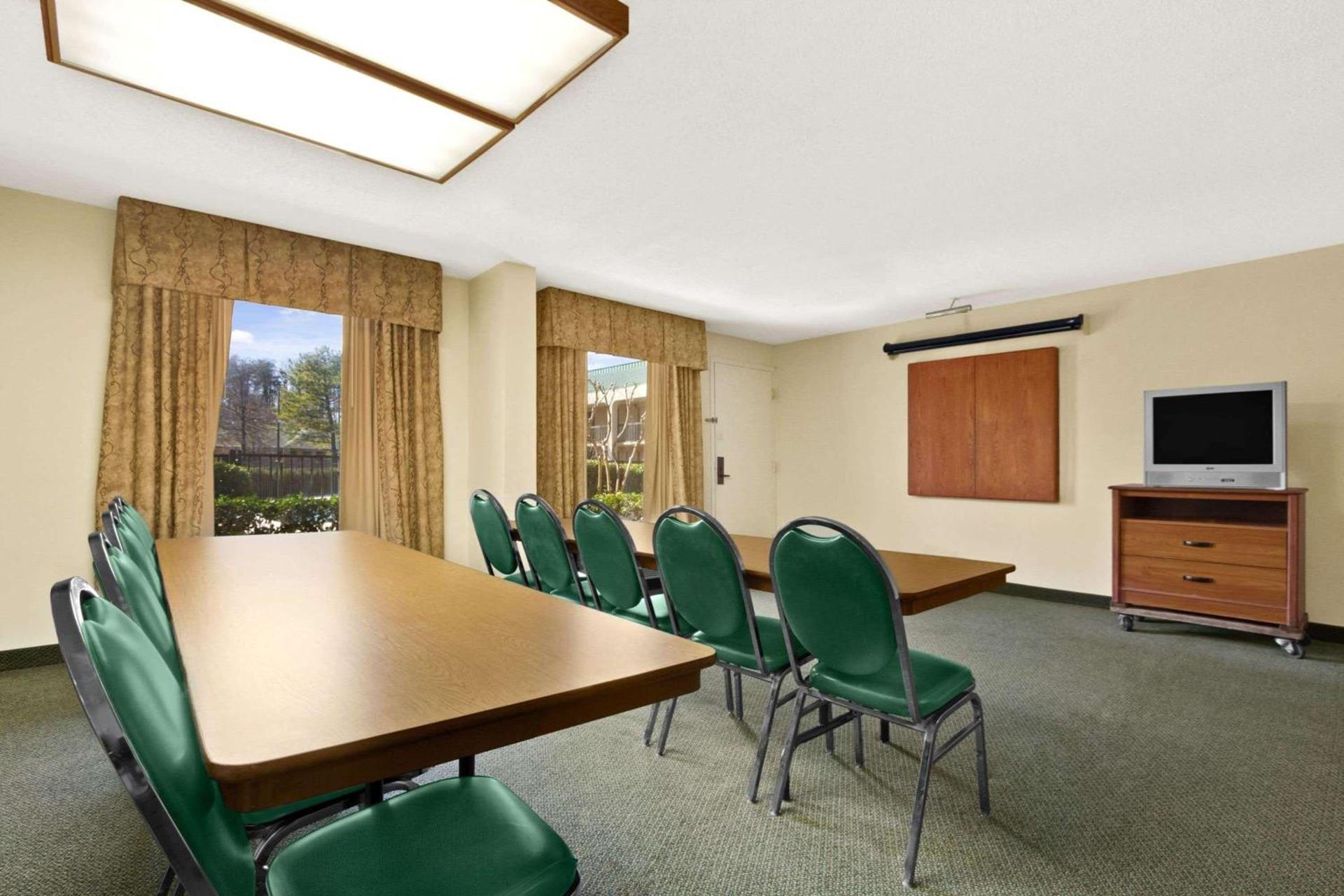Howard Johnson by Wyndham Greensboro Near the Coliseum photo 9