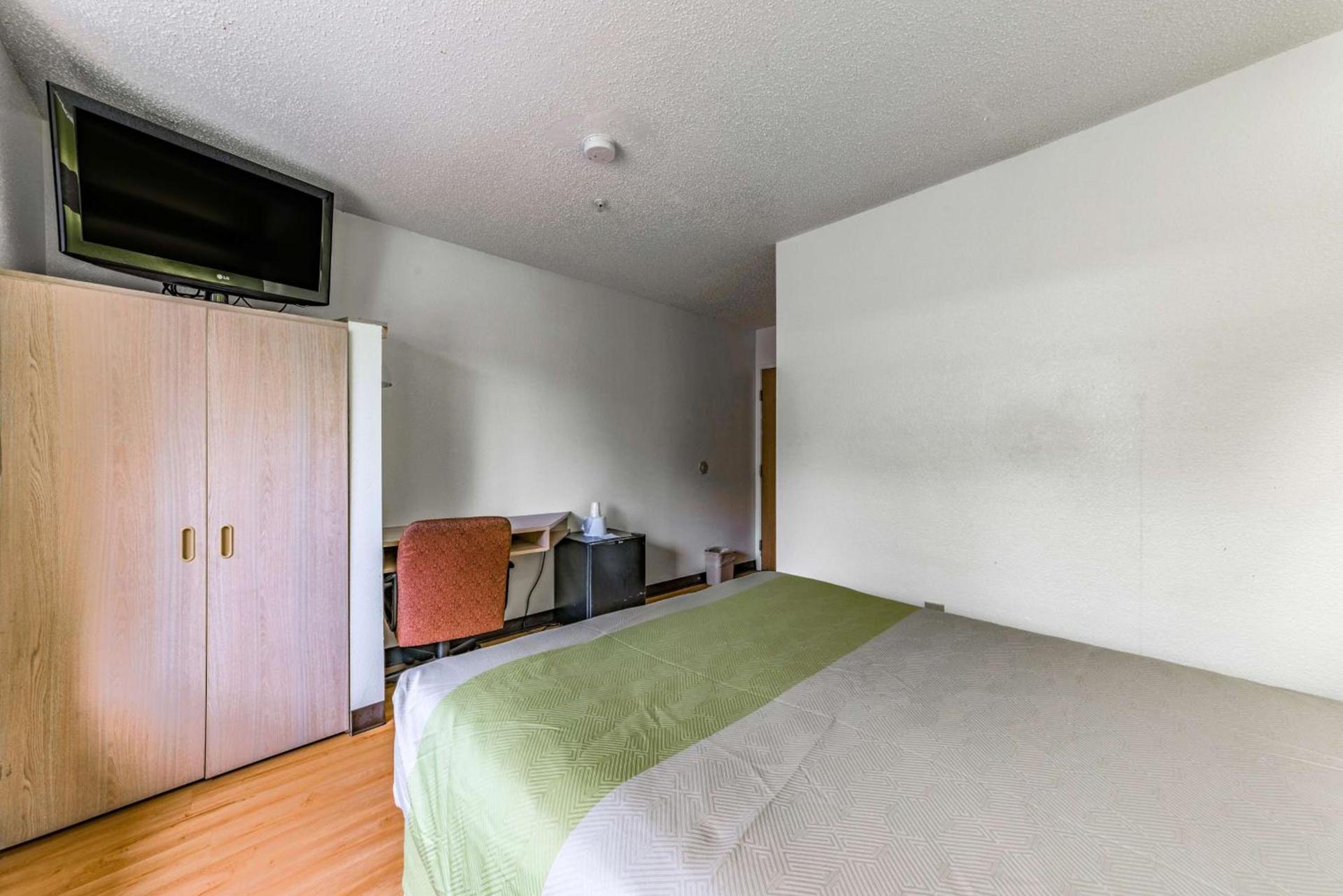Motel 6-Charlotte, NC - University photo 16