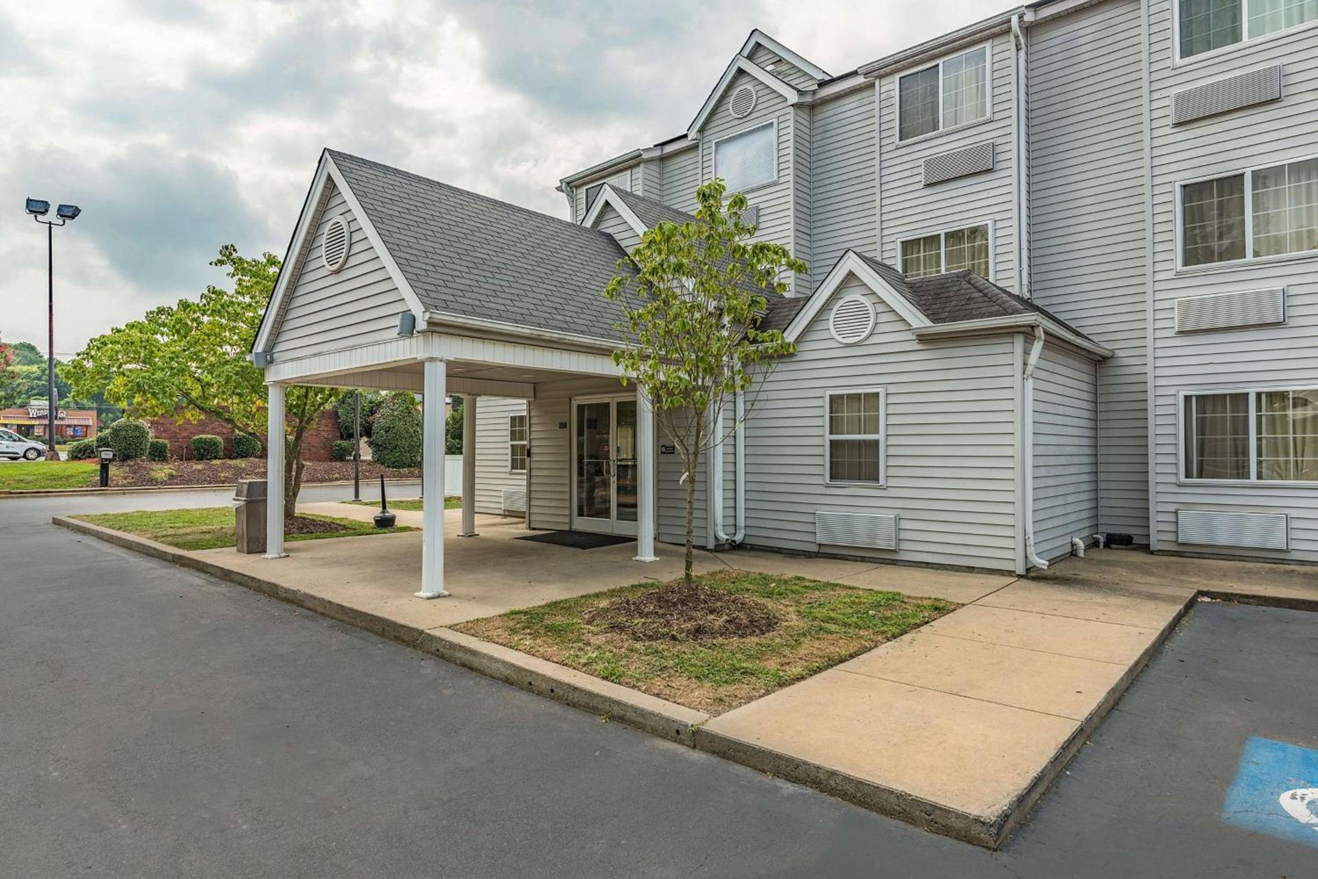 Motel 6-Charlotte, NC - University photo 1