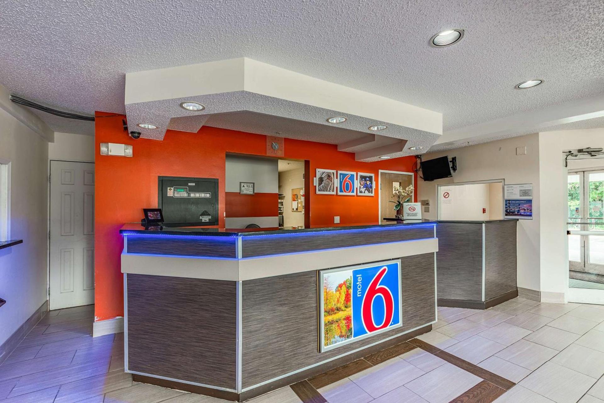 Motel 6-Charlotte, NC - University photo 2