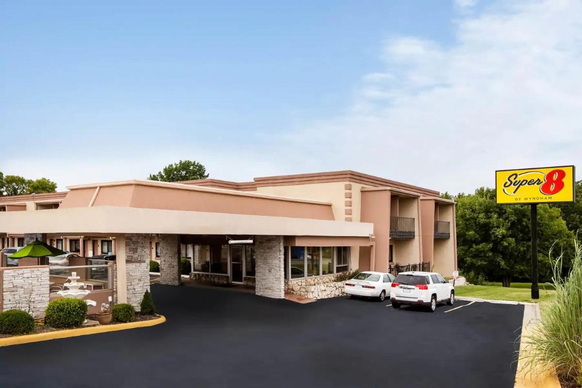 Super 8 by Wyndham Lawrence KU photo 2