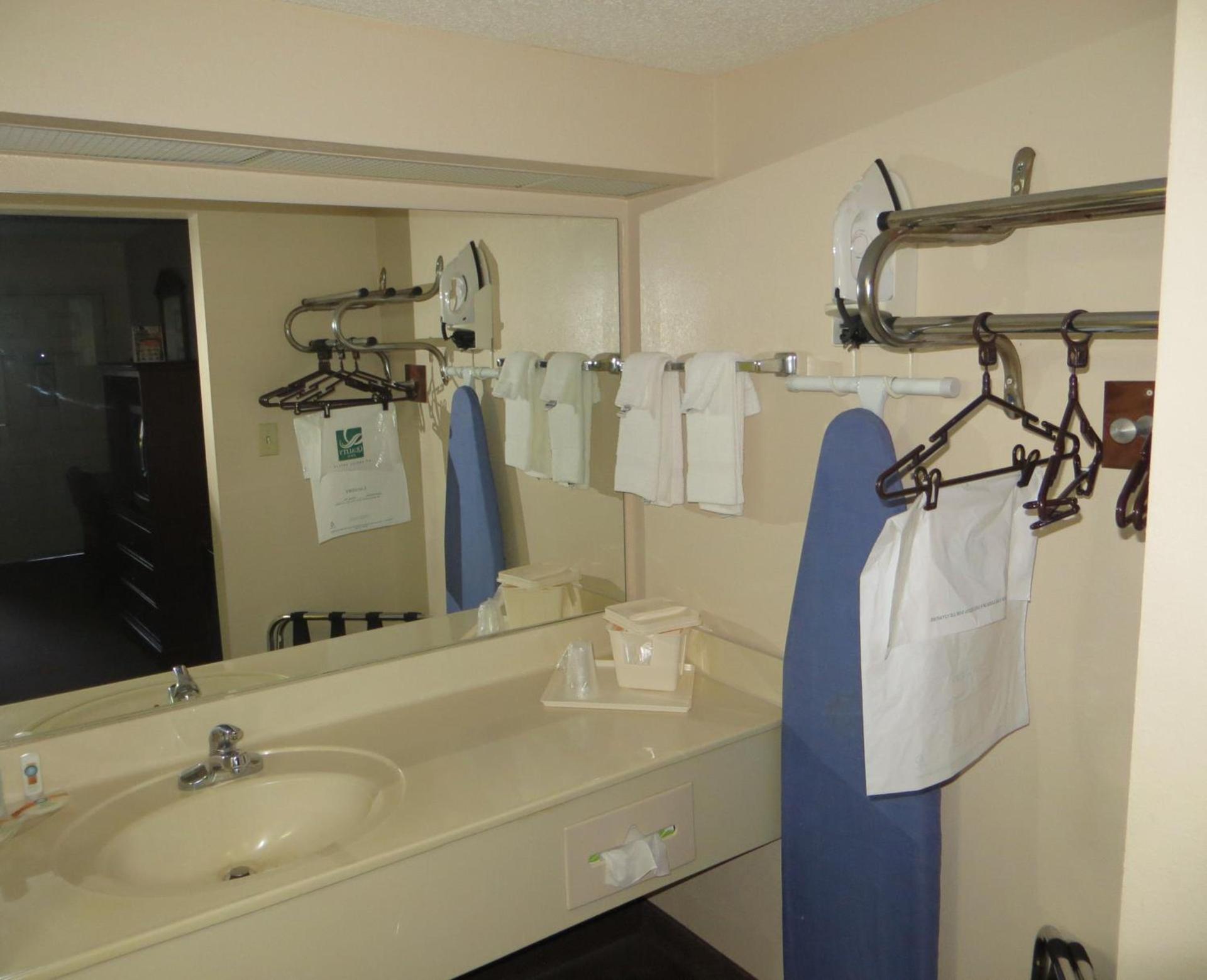 Travelodge by Wyndham Knoxville East photo 8