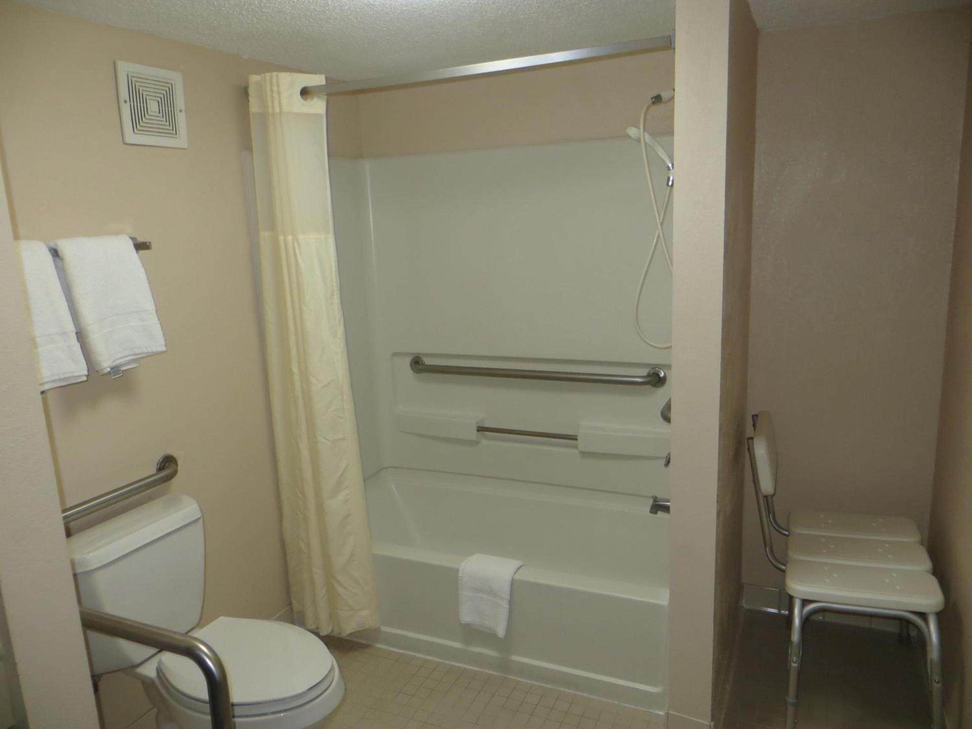 Travelodge by Wyndham Knoxville East photo 6