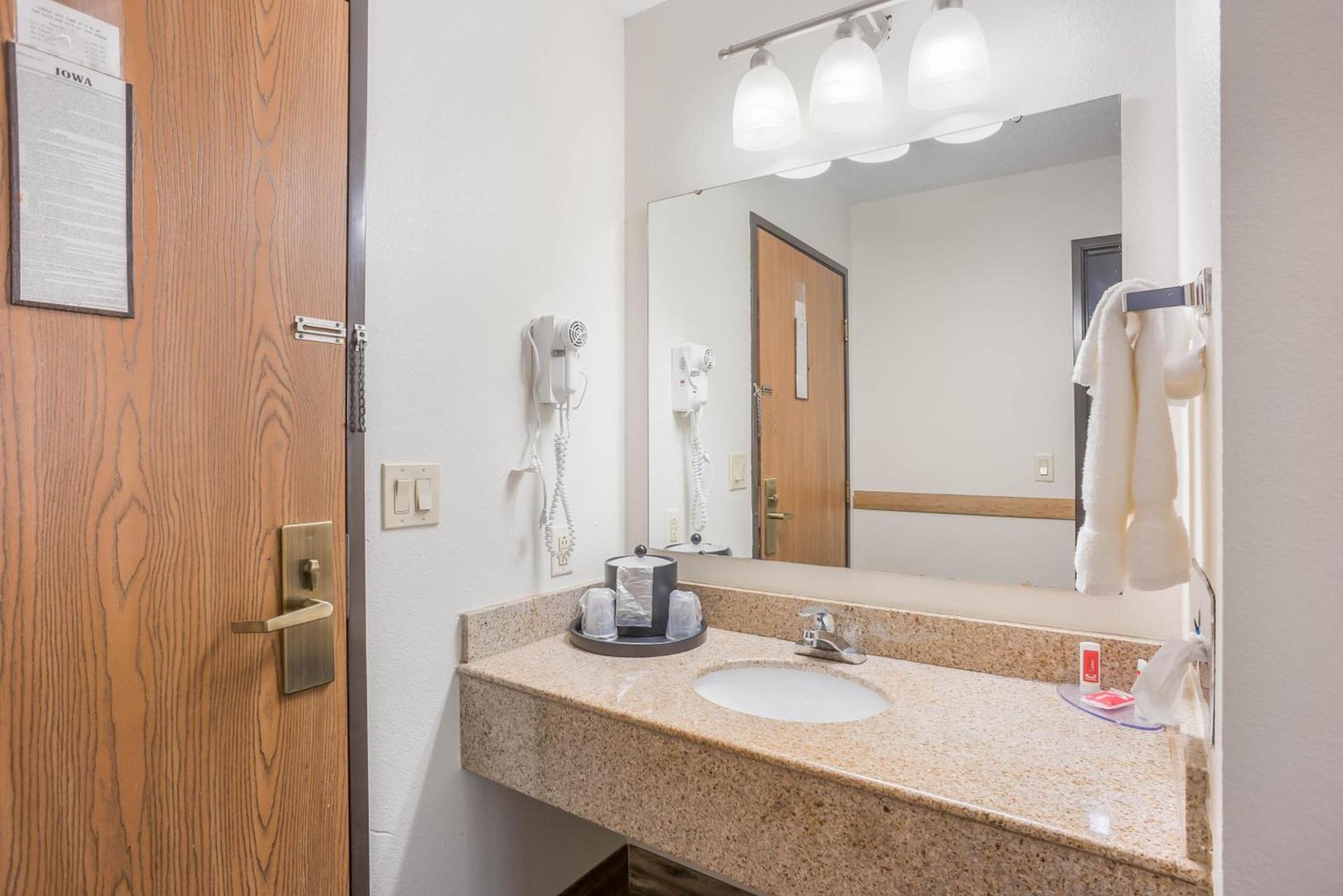 Econo Lodge Cedar Rapids South photo 24